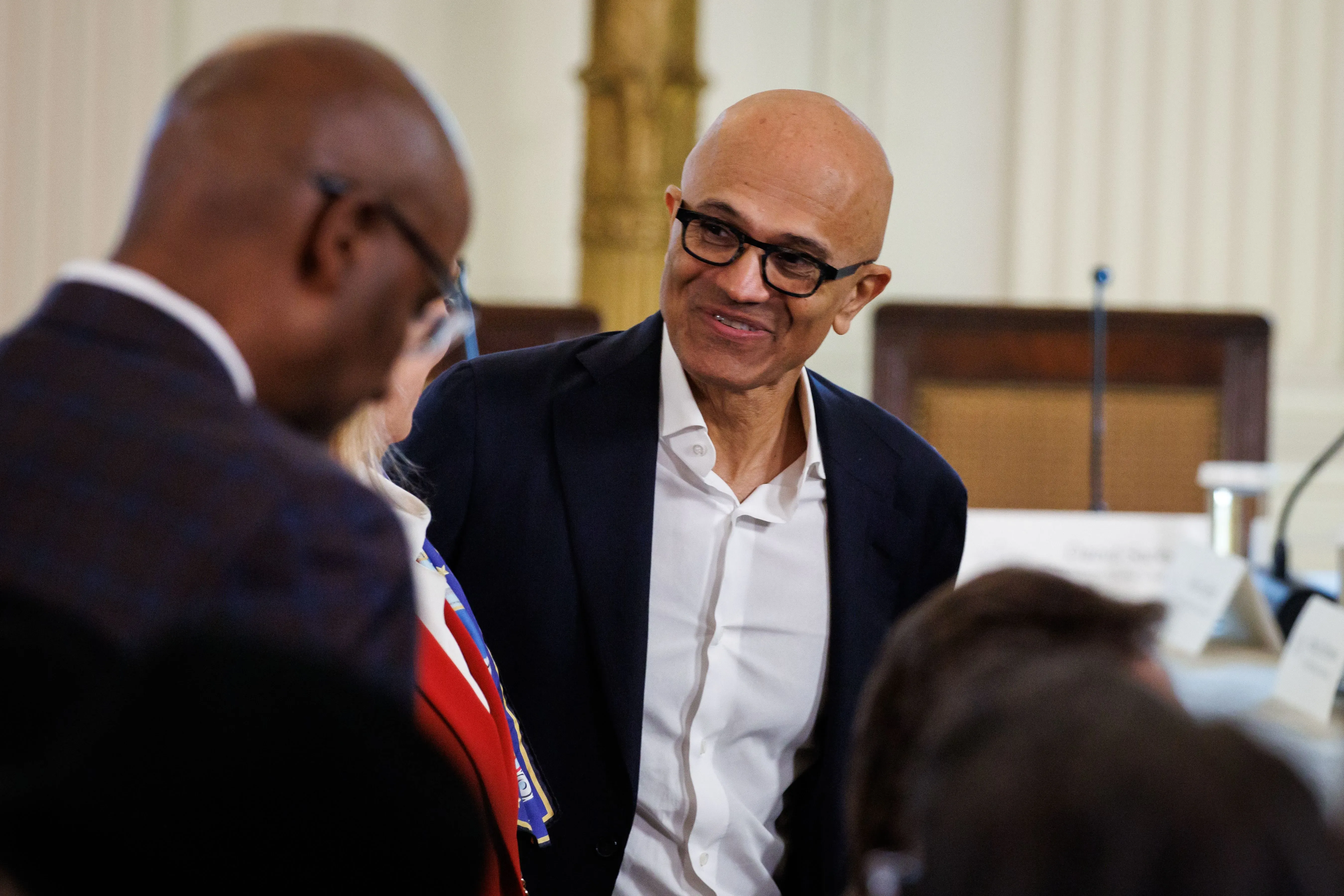 لقاء مع ساتيا ناديلا، الرئيس التنفيذي لشركة مايكروسوفت، خلال حدث في البيت الأبيض، حيث يناقش قضايا تتعلق بتأشيرات H-1B.