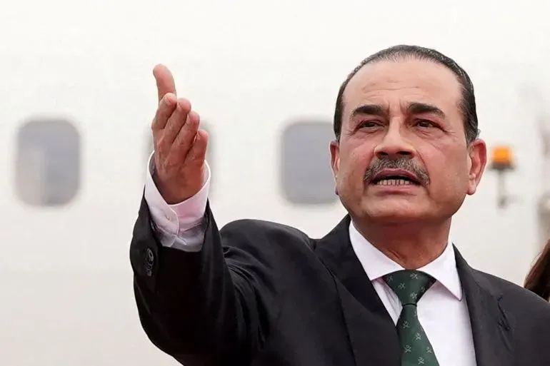 المشير أسيم منير، قائد القوات المسلحة الباكستانية، يتحدث بجدية أثناء استقباله وفوداً دبلوماسية في مطار إسلام آباد.