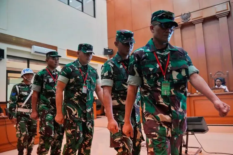 محاكمة أربعة جنود إندونيسيين في محكمة عسكرية بتهمة الاعتداء على ناشط حقوقي، في سياق تزايد القمع العسكري في إندونيسيا.