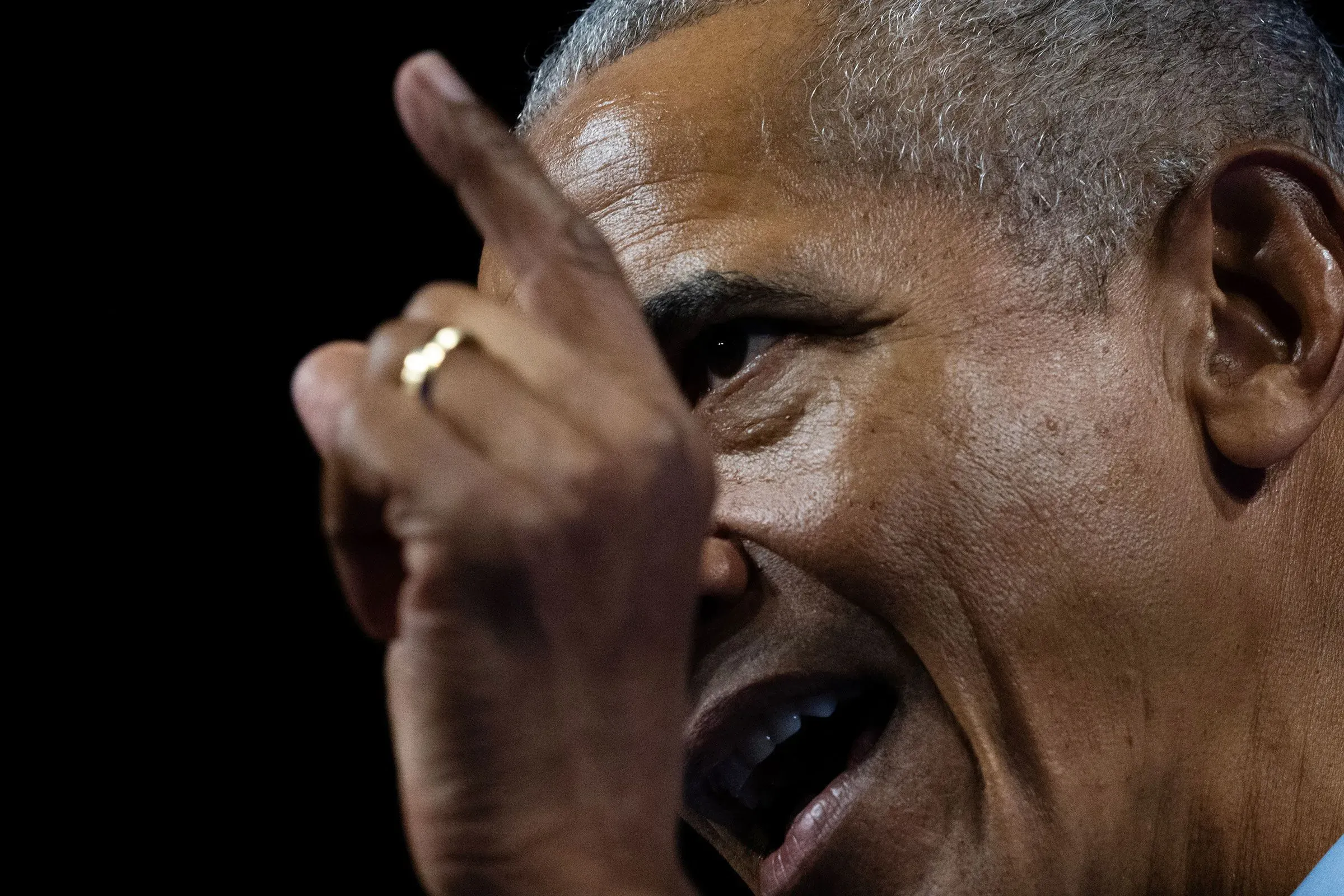 باراك أوباما يتحدث بحماسة خلال حدث عام، مع التركيز على قضايا الديمقراطية والتحديات السياسية الحالية في الولايات المتحدة.