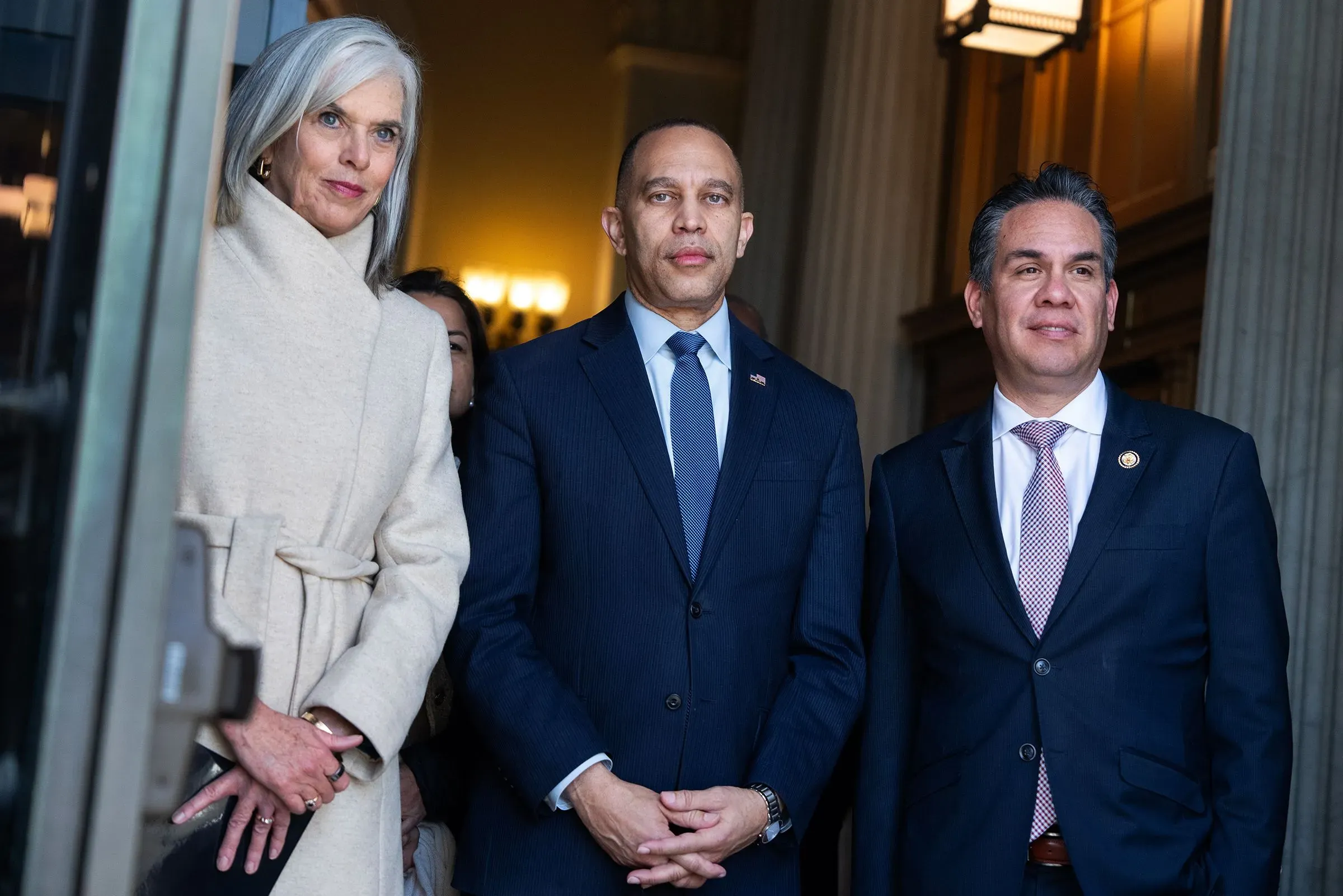 مجموعة من الديمقراطيين في مبنى الكابيتول الأمريكي، بما في ذلك زعيم الأقلية حكيم جيفريز، يتحدثون عن قضايا سياسية مهمة.