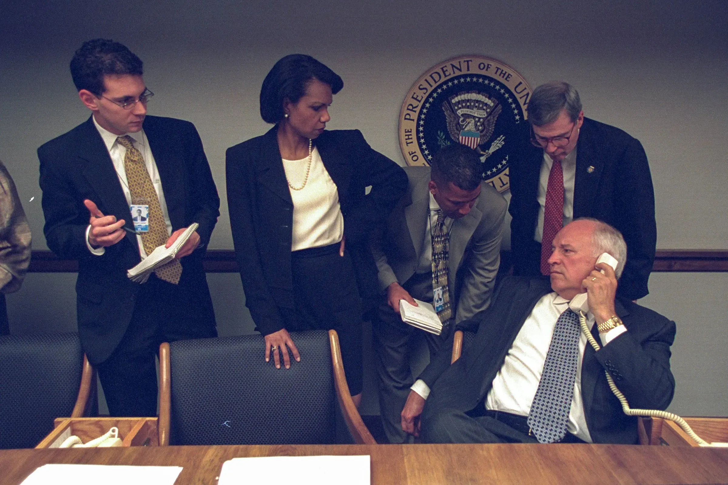 اجتماع طارئ في غرفة العمليات بالبيت الأبيض، حيث يظهر مسؤولون يتناقشون حول قضايا أمنية حيوية.