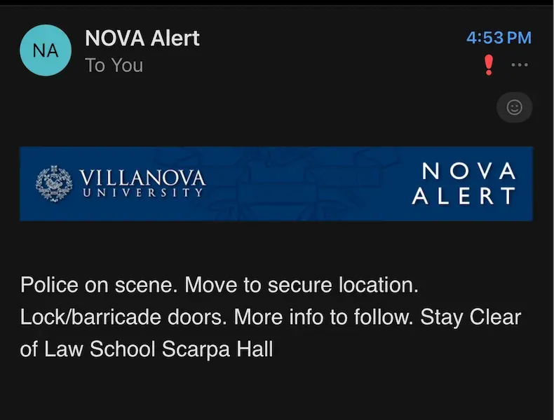 تنبيه من جامعة فيلانوفا حول وجود الشرطة في الموقع، مع تعليمات للانتقال إلى مواقع آمنة وإغلاق الأبواب، في سياق تهديد مطلق نار نشط.