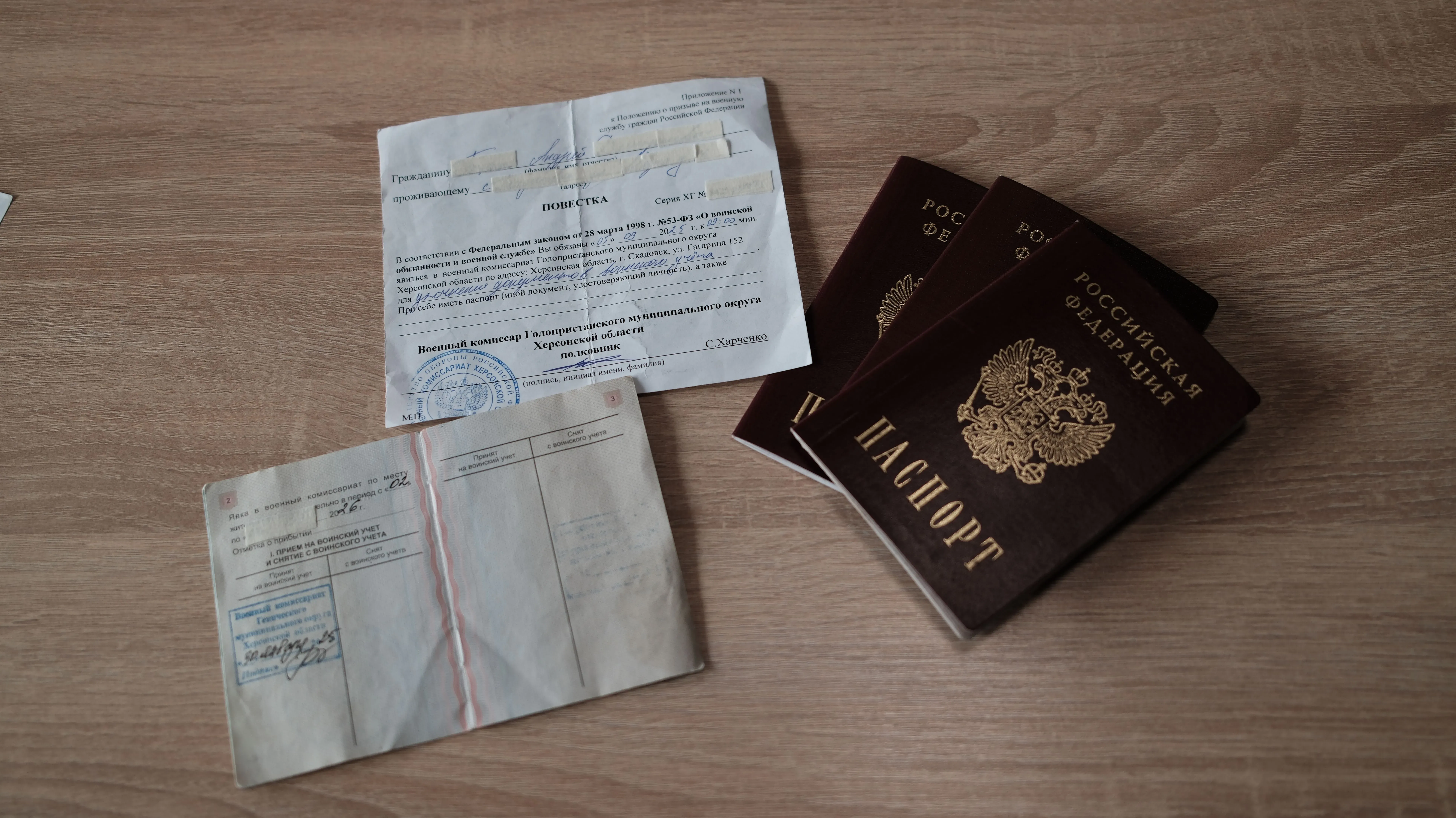 وثائق رسمية تشمل جوازات سفر روسية وشهادات، تعكس جهود الأطفال الأوكرانيين للعودة إلى وطنهم بعد الترحيل القسري.