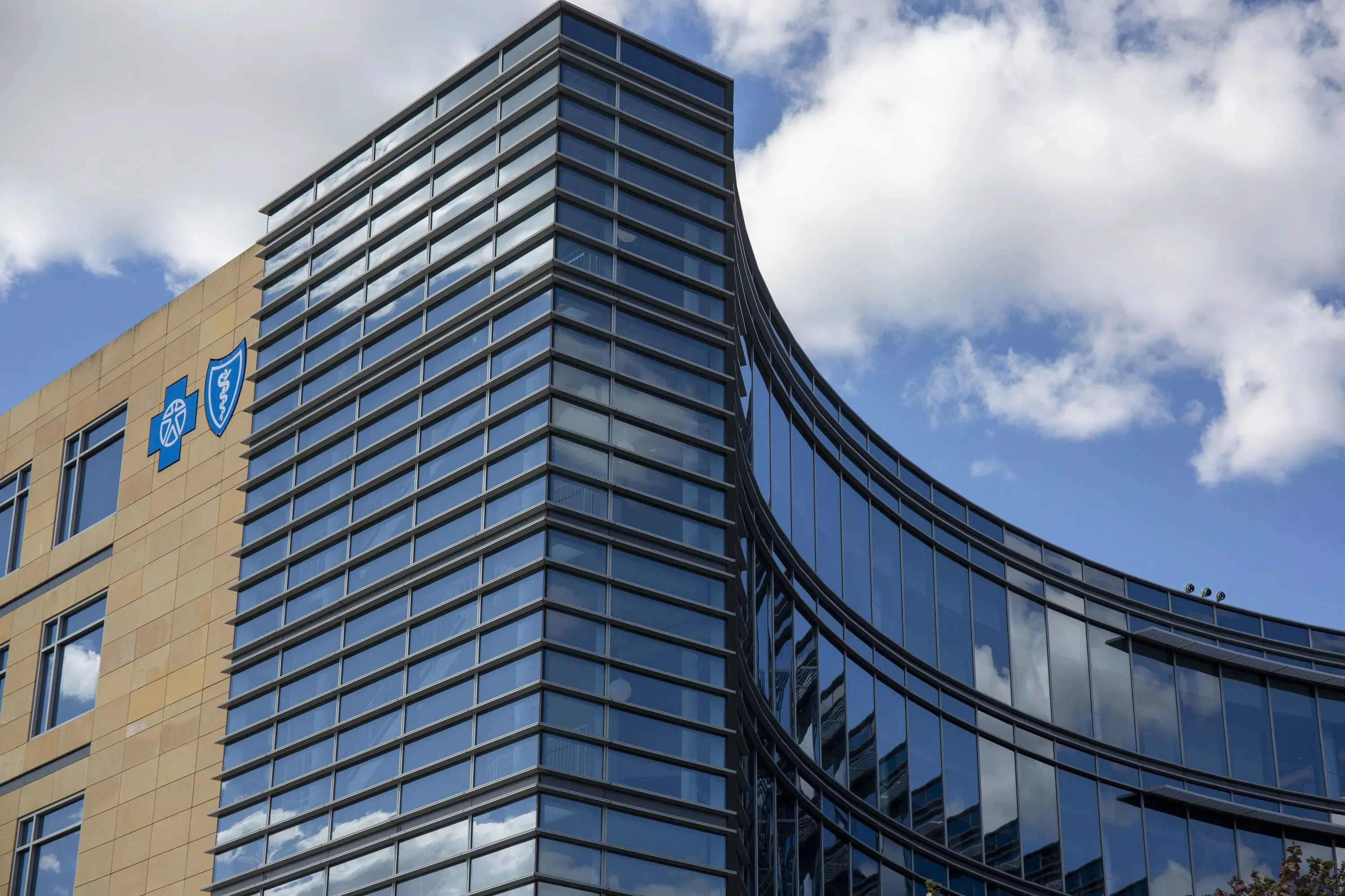 واجهة مبنى لشركة تأمين صحي مع شعارات زرقاء، تعكس قضايا الإذن المسبق وتأثيرها على الرعاية الصحية في الولايات المتحدة.