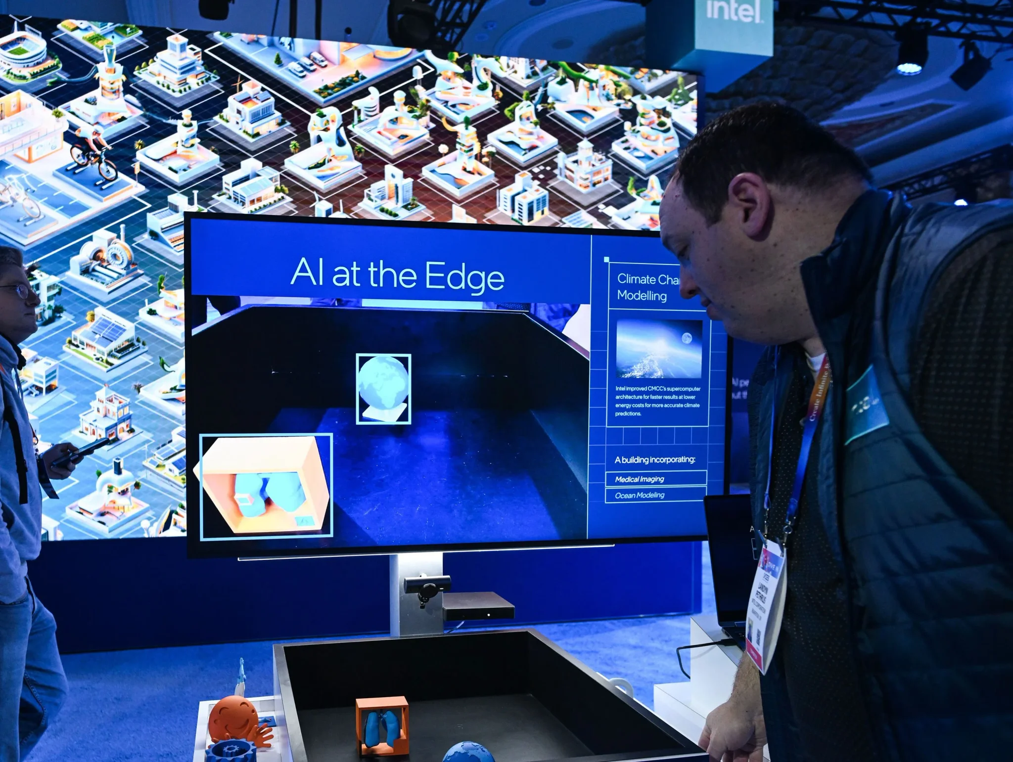 شخص يتفاعل مع عرض تفاعلي في معرض Computex، حيث يبرز أهمية الذكاء الاصطناعي في تطوير تكنولوجيا أشباه الموصلات.