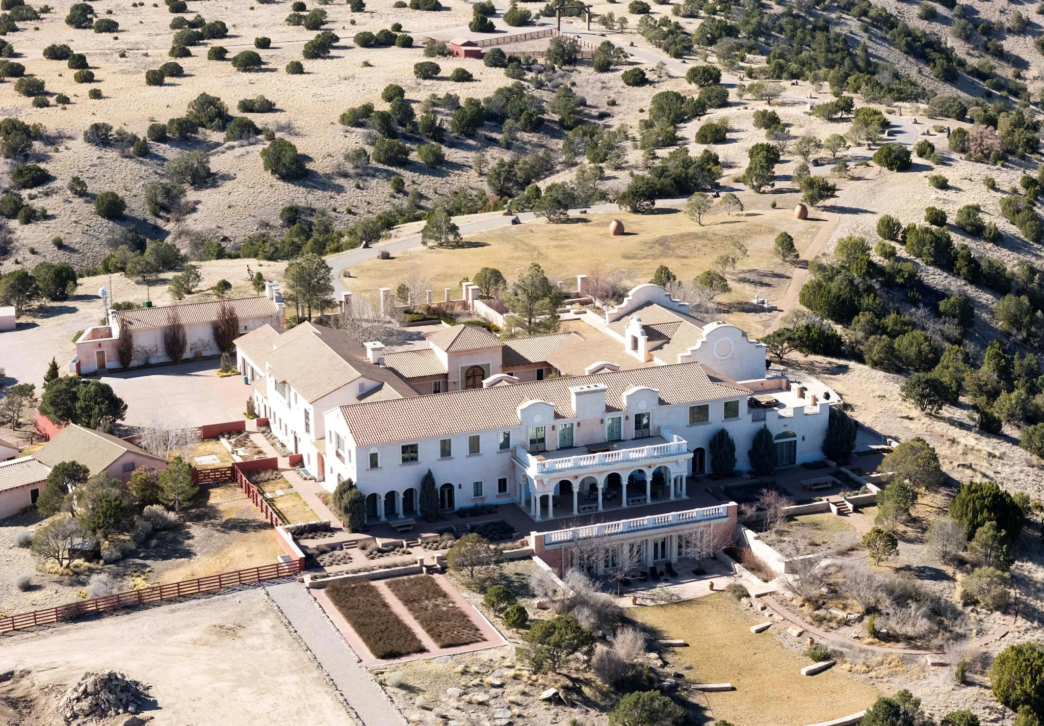 مزرعة Zorro Ranch في نيو مكسيكو التي كانت ملكًا لجيفري إبستين، مركز تحقيقات قضايا الاعتداء الجنسي والفساد المرتبطة به.