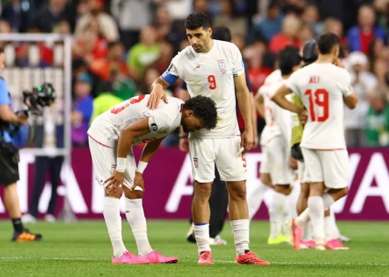 لاعبو المنتخب الإيراني يظهرون في لحظة حزينة بعد الخروج من كأس العالم، حيث يعبرون عن خيبة الأمل بعد التعادل مع مصر.