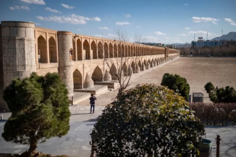 جسر اللهفردي خان التاريخي في أصفهان، يظهر جفاف نهر زاينده رود، حيث تراجعت مناسيب المياه بشكل ملحوظ بسبب أزمة المياه في إيران.