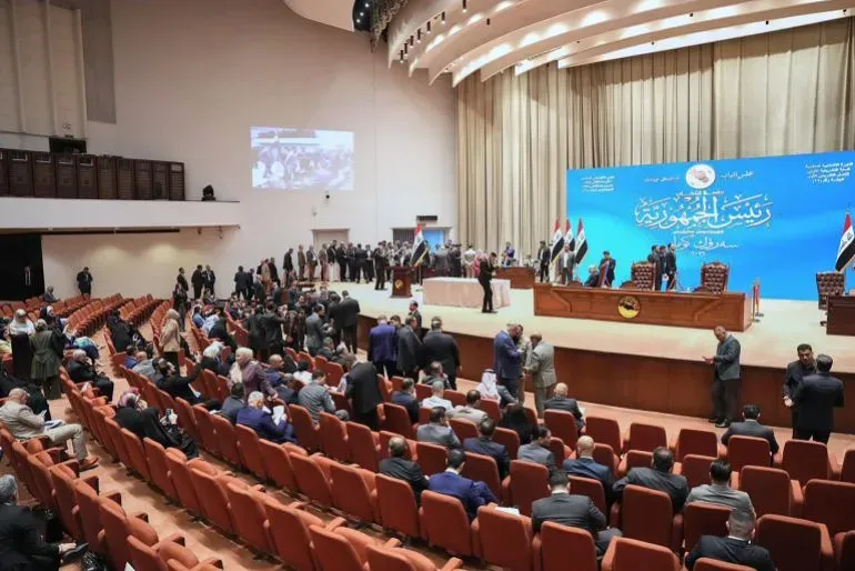 اجتماع للبرلمان العراقي في بغداد، حيث يتواجد النواب في قاعة الجلسات لمناقشة تشكيل الحكومة الجديدة بعد الانتخابات.