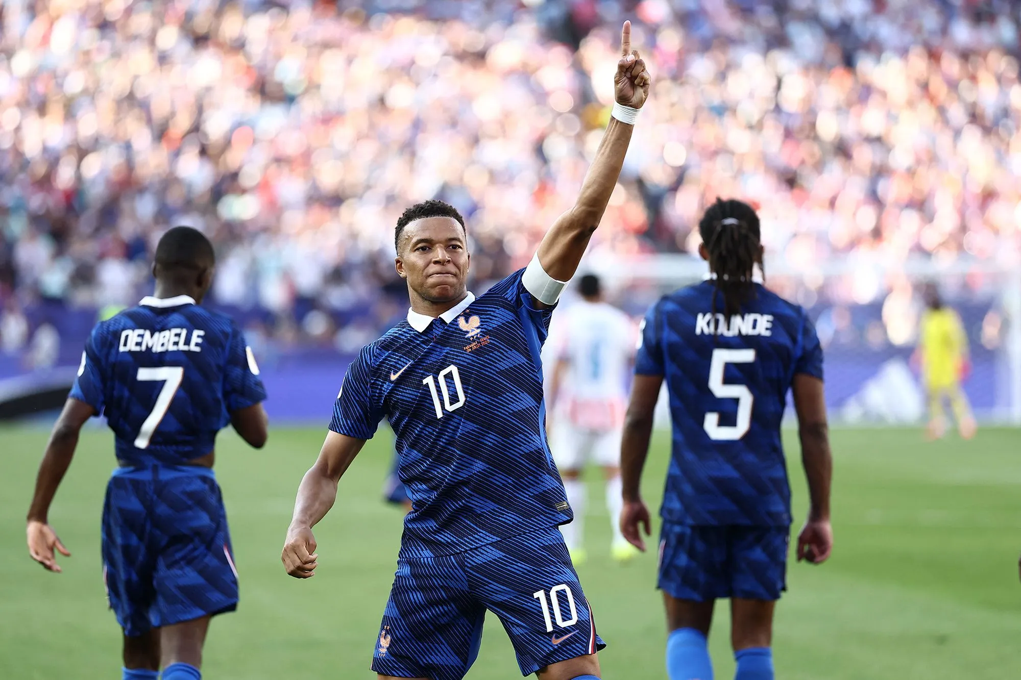 كيليان مبابي قائد المنتخب الفرنسي يحتفل بهدفه أمام الجماهير في مباراة كأس العالم، مع زملائه دمبلي وكولوندي.