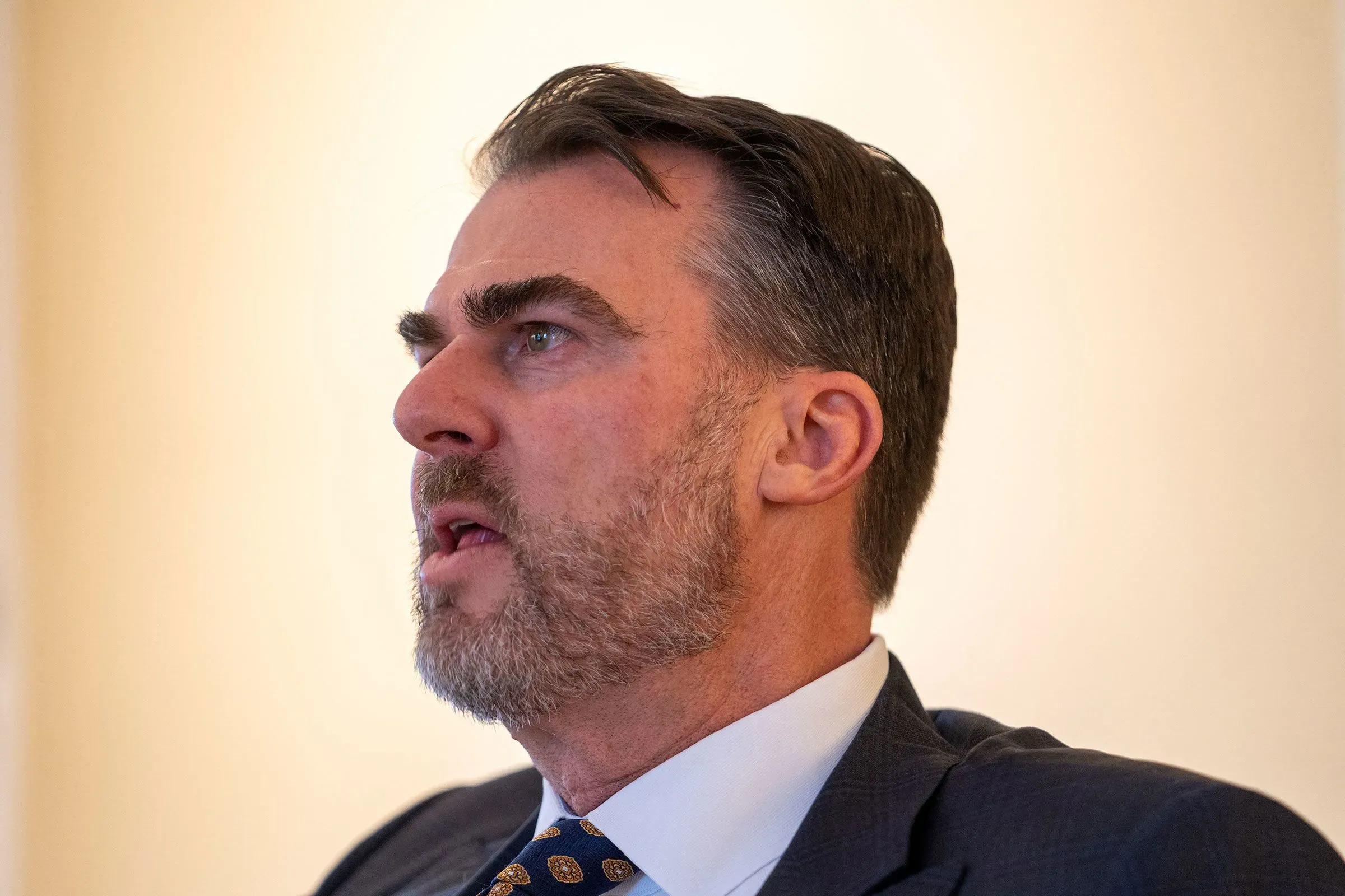 صورة لسيناتور ولاية إنديانا جين ليسينغ، حيث يظهر وهو يتحدث بجدية، مع خلفية بسيطة، مع التركيز على تعبير وجهه.