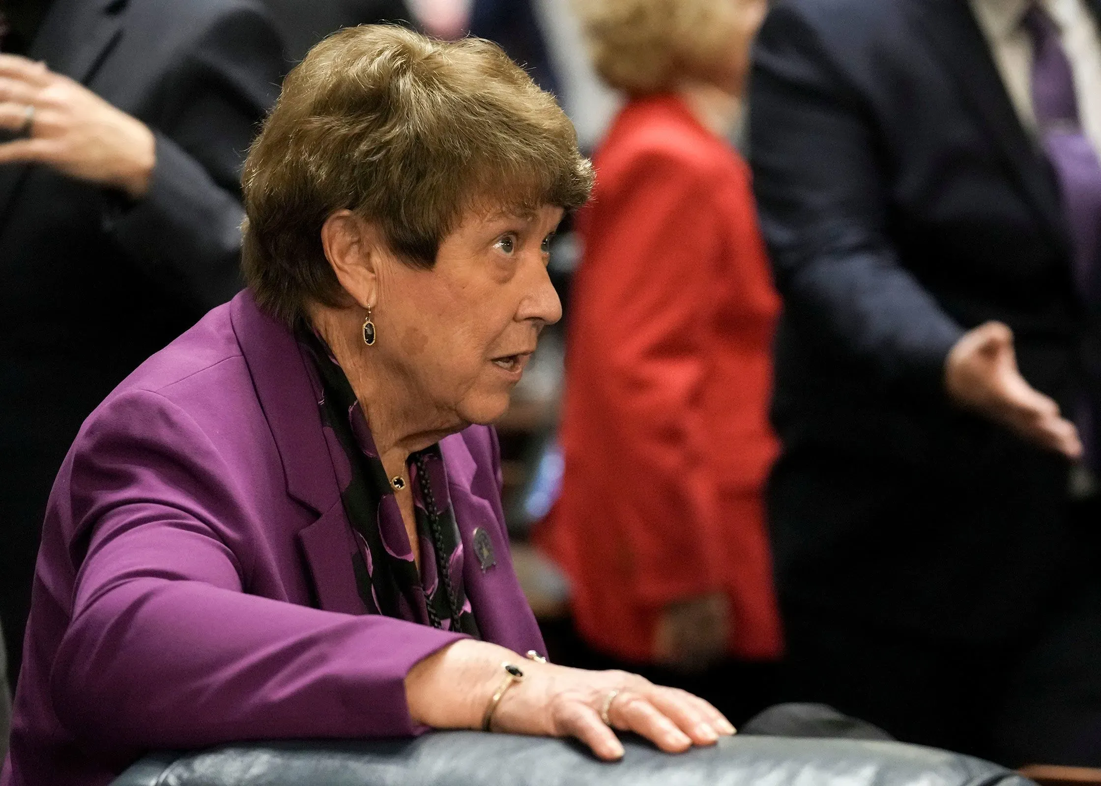 سيدة مسنّة ترتدي سترة بنفسجية، تعبر عن قلقها في جلسة مجلس الشيوخ بولاية إنديانا، حيث تعارض جهود ترامب لإعادة تقسيم الدوائر الانتخابية.