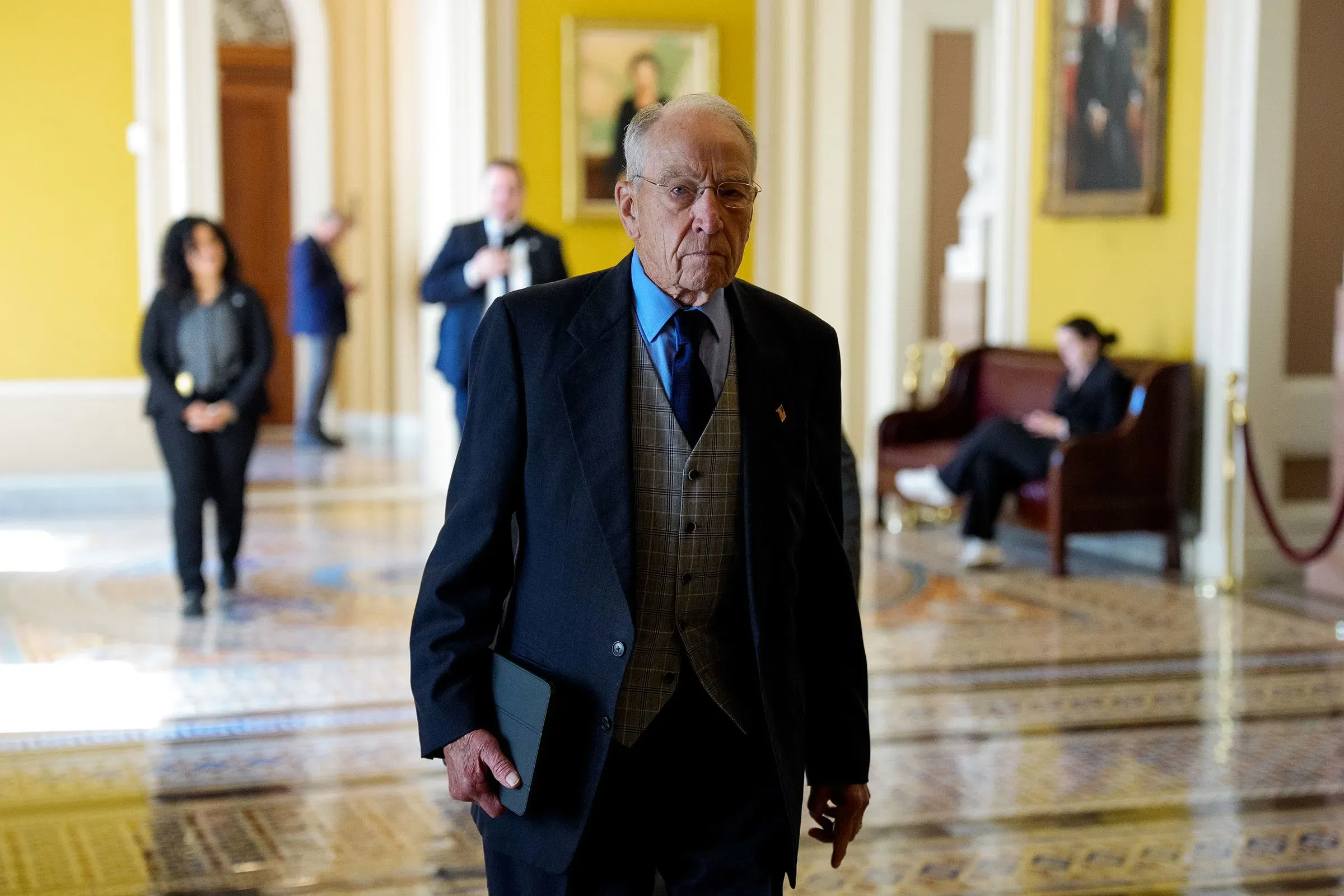 سيناتور ولاية إنديانا جين ليسينج، 76 عامًا، تسير في ممر الكونغرس، معبرة عن معارضتها لتقسيم الدوائر الانتخابية الذي اقترحه ترامب.