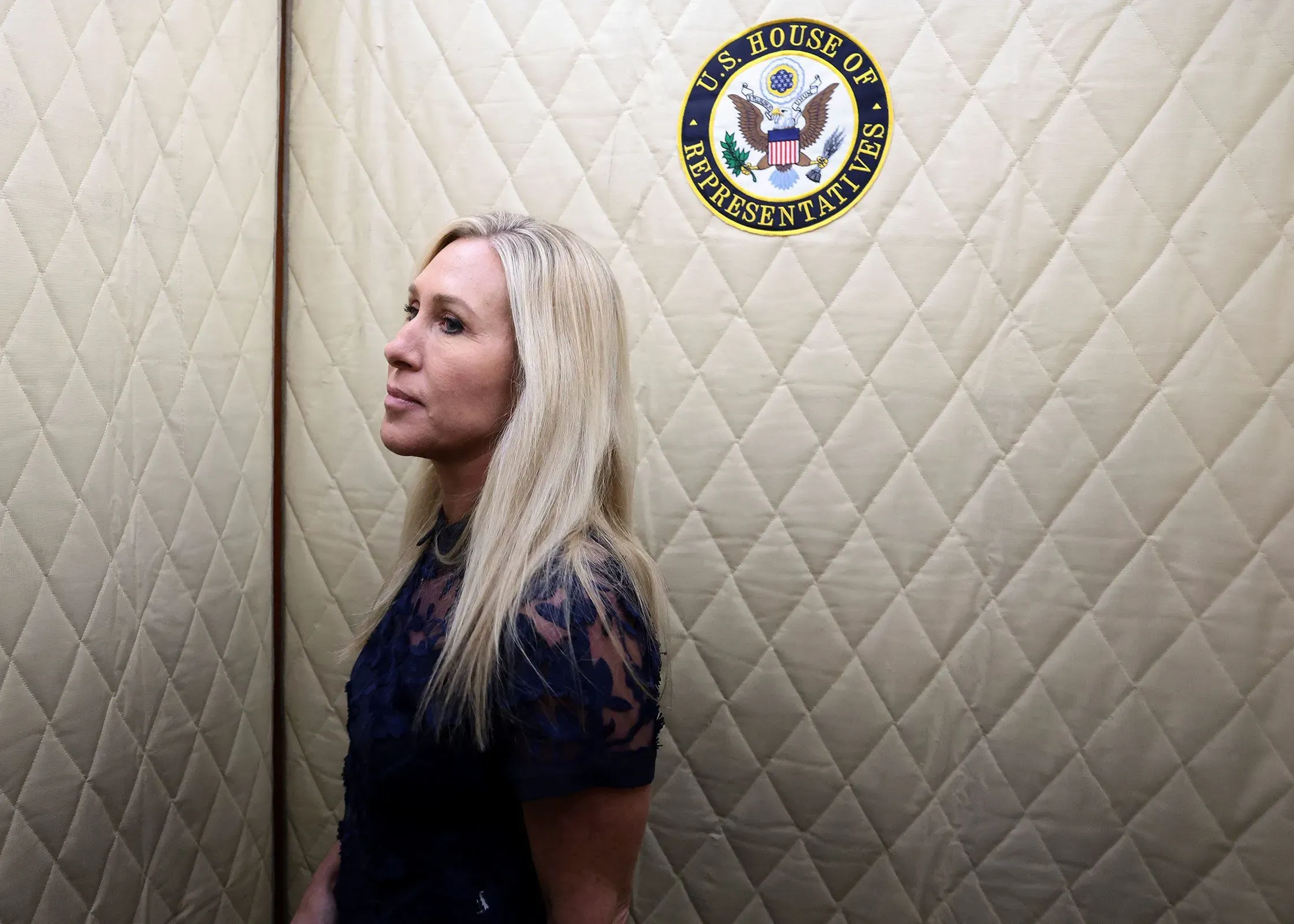 مارجوري تايلور غرين، نائبة من جورجيا، تظهر في ممر الكونغرس، تعبر عن استيائها من ترامب وتصفه بأنه خائن.