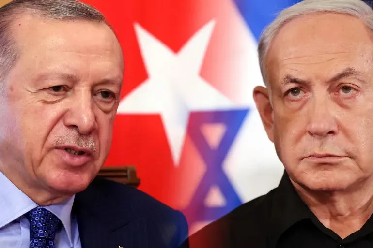 لقاء بين الرئيس التركي رجب طيب أردوغان ورئيس الوزراء الإسرائيلي بنيامين نتنياهو، مع خلفية تحمل علمي تركيا وإسرائيل، يعكس التوترات الجيوسياسية.