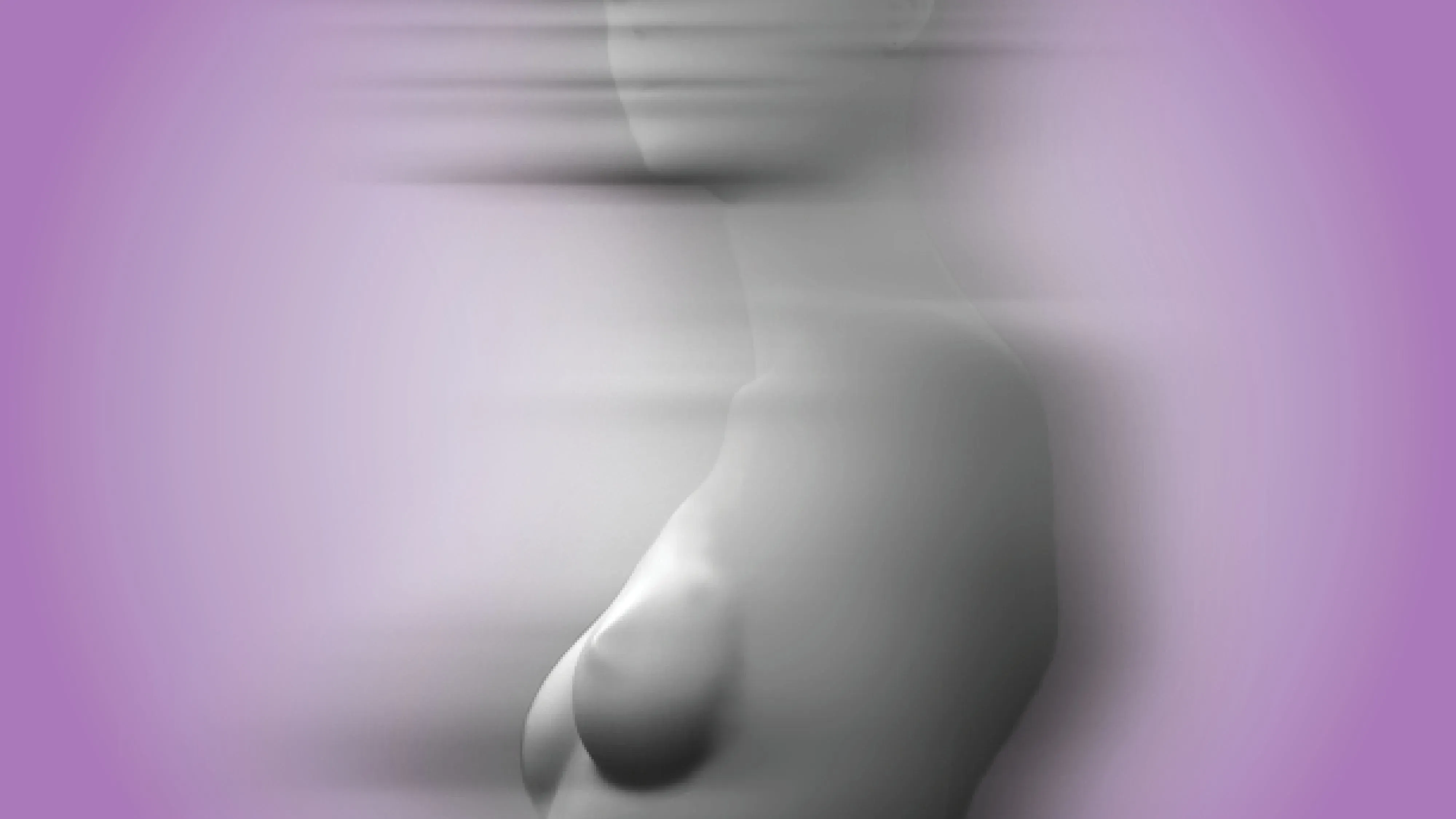 صورة تجريدية لجسم امرأة مع التركيز على الثدي، تعكس مشاعر التحول والتغيير المرتبطة بعمليات إزالة غرسات الثدي.