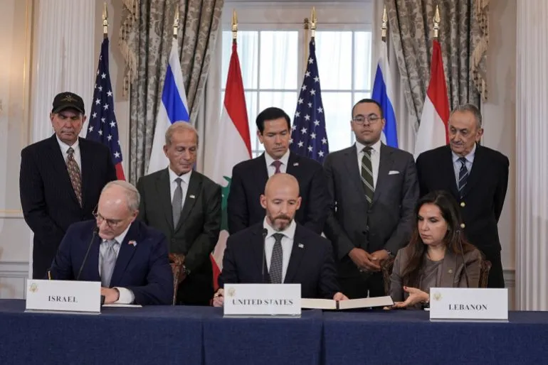 توقيع اتفاقية بين ممثلين عن إسرائيل ولبنان والولايات المتحدة في واشنطن، بحضور شخصيات سياسية، لإنهاء النزاع في المنطقة.