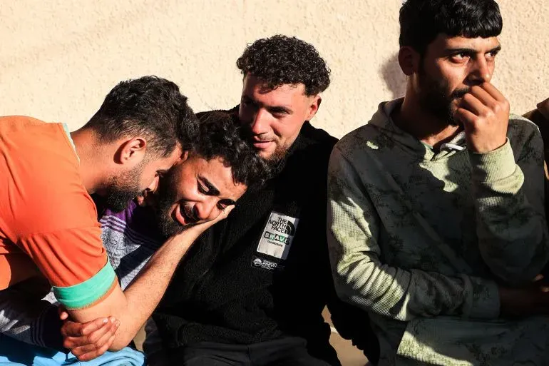 شبان فلسطينيون يعبرون عن حزنهم بعد الغارة الجوية الإسرائيلية التي أسفرت عن مقتل 10 أشخاص في مخيم المغازي للاجئين.