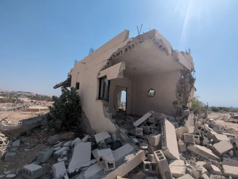 أنقاض منزل فلسطيني مهدوم جزئياً في حي عين الديوك بأريحا، يظهر الدمار الناتج عن هجمات المستوطنين والجرّافات الإسرائيلية.