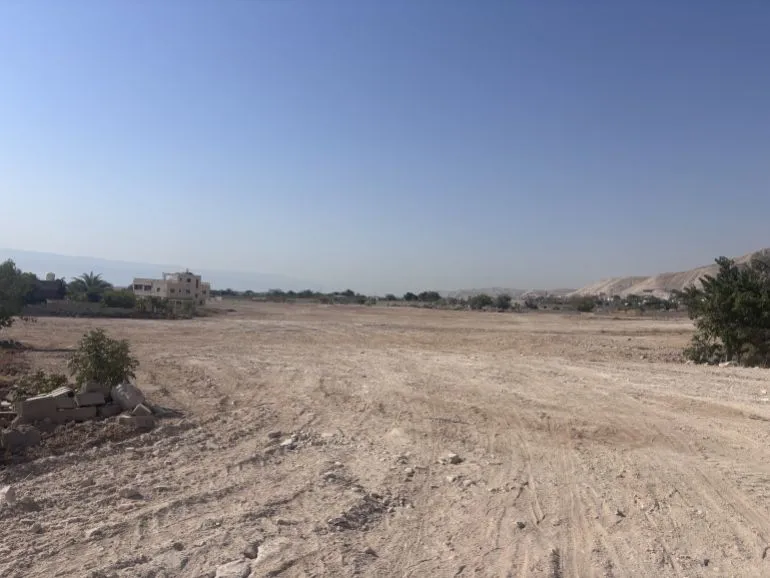 أرض مسوّاة بالجرّافات في عين الديوك بأريحا بعد هدم منازل فلسطينية ضمن حملة استيطانية إسرائيلية مستمرة.
