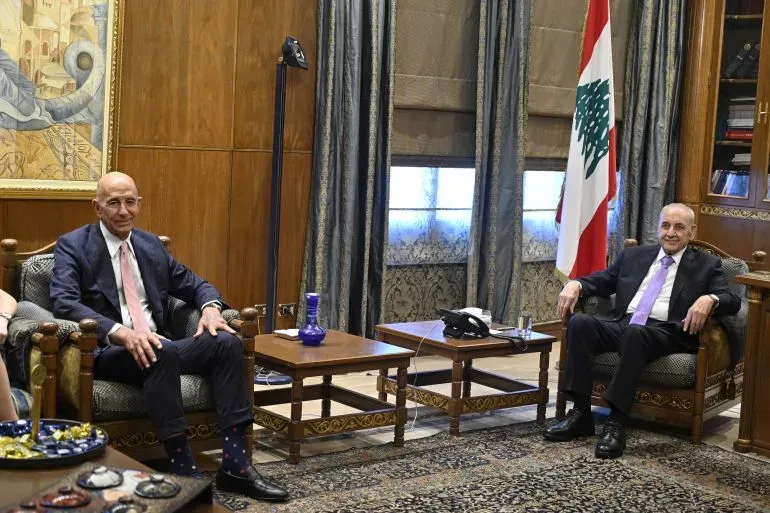 اجتماع المبعوث الأمريكي توم باراك مع الرئيس اللبناني جوزيف عون في بيروت، مع العلم اللبناني في الخلفية، لمناقشة خطة نزع سلاح حزب الله.