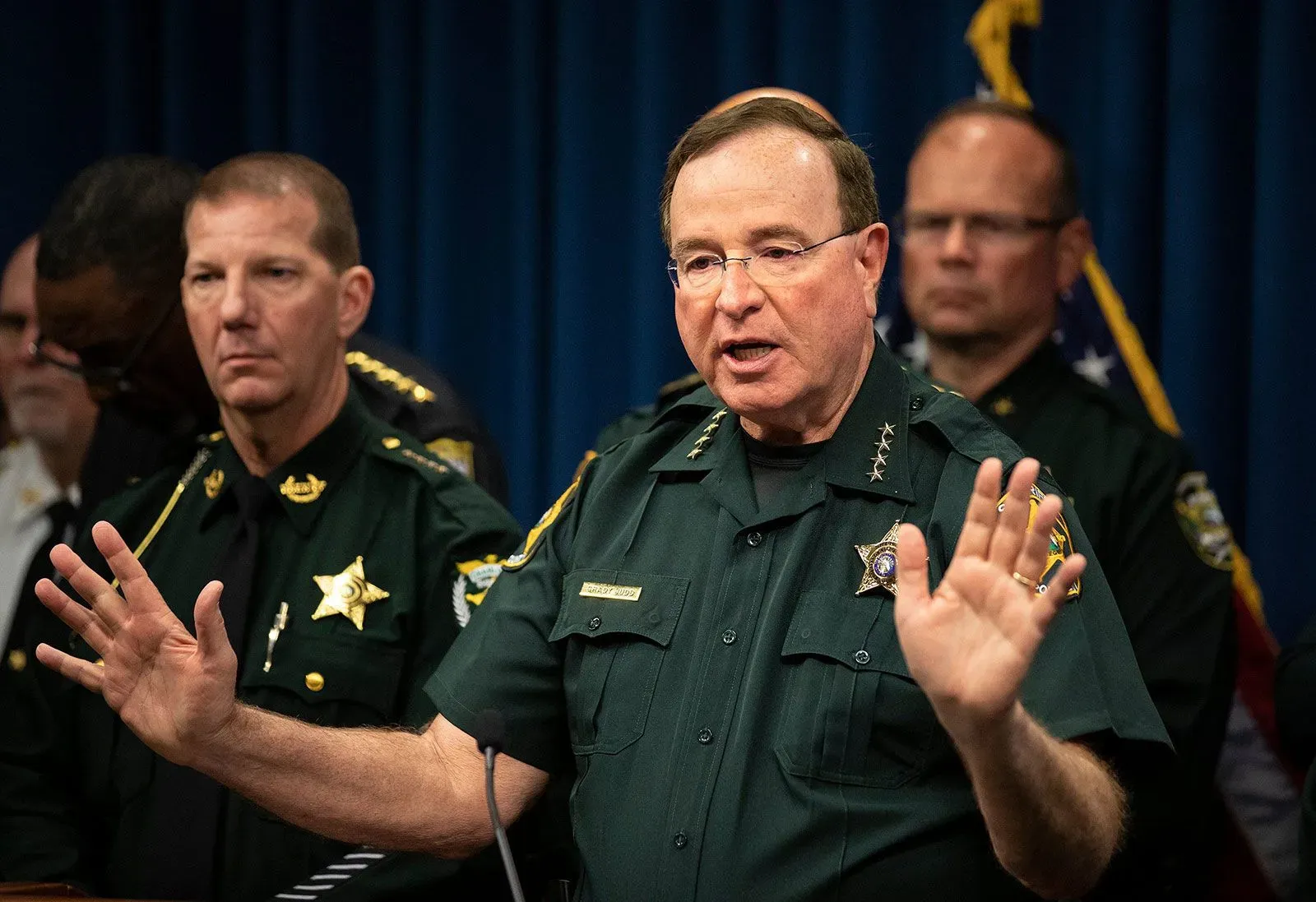 اجتماع لعدد من ضباط إنفاذ القانون في فلوريدا، حيث يتحدث أحدهم عن قضايا تجنيد ضباط جدد لوكالة إنفاذ قوانين الهجرة والجمارك.