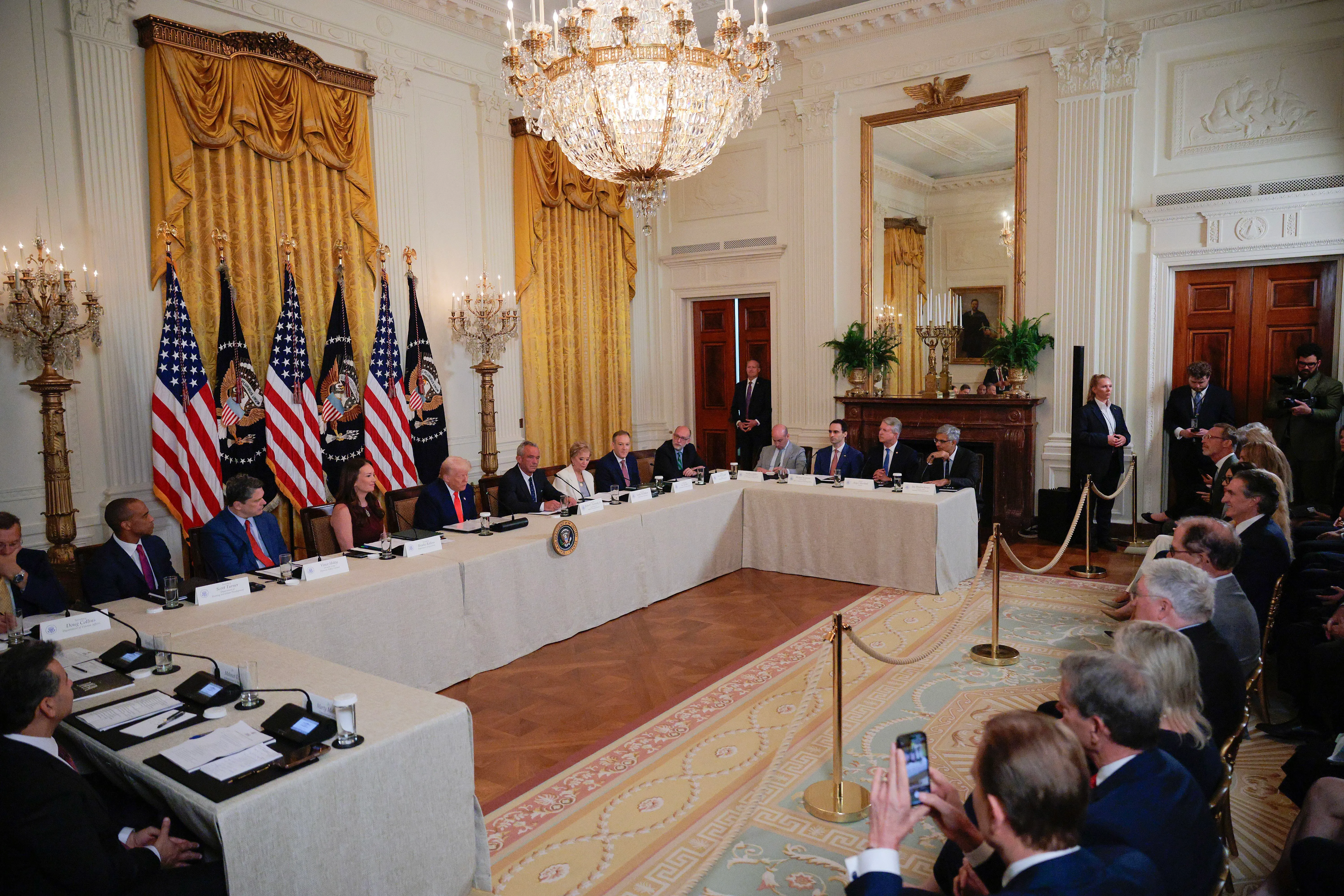 اجتماع في البيت الأبيض حول تغييرات في مكونات الأطعمة، حيث يجلس الرئيس ترامب مع مجموعة من المسؤولين والشخصيات البارزة.