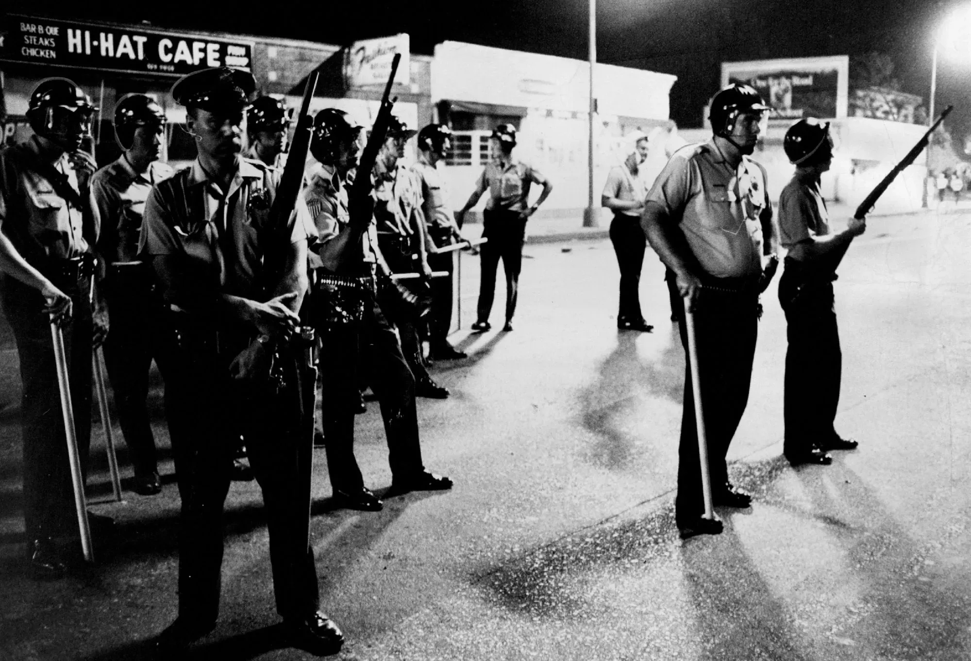 صورة تاريخية لرجال الشرطة في مينيابوليس، يحملون أسلحة خلال احتجاجات، تعكس التوترات الاجتماعية والسياسية في المدينة.