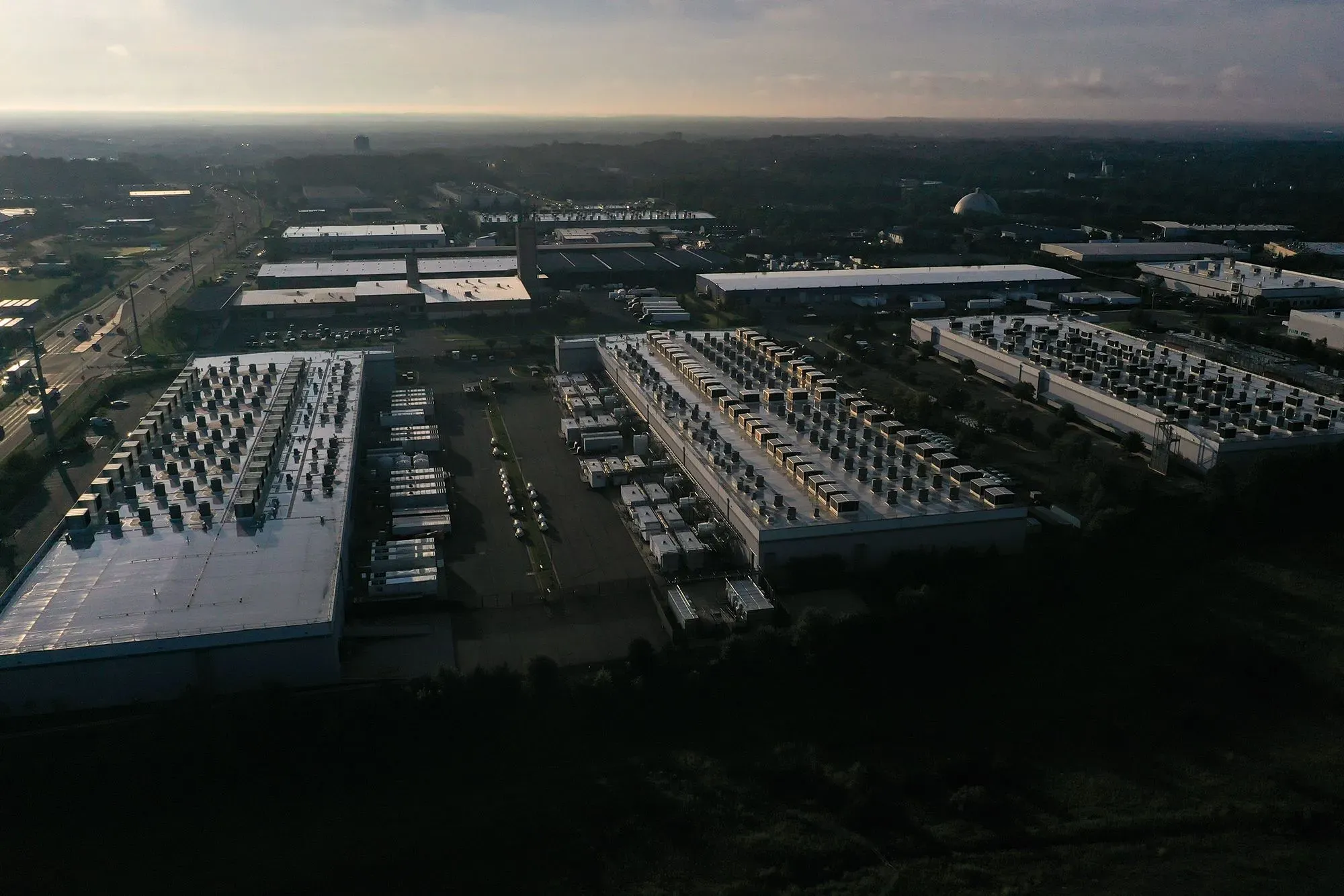 صورة جوية لمراكز بيانات شركات التكنولوجيا الكبرى، تُظهر البنية التحتية للذكاء الاصطناعي في ظل مخاوف من فقاعة سوقية.