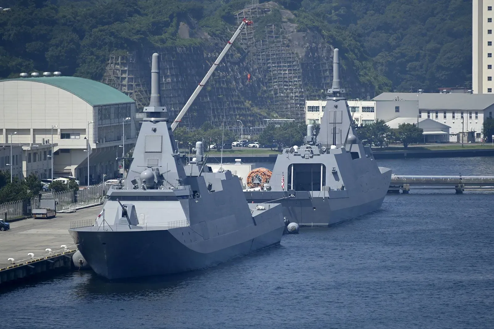 فرقاطتان من طراز موغامي اليابانية راسية في ميناء، تظهران تصميمهما المتطور وقدراتهما العسكرية، في سياق صفقة أسترالية لشراء 11 فرقاطة.