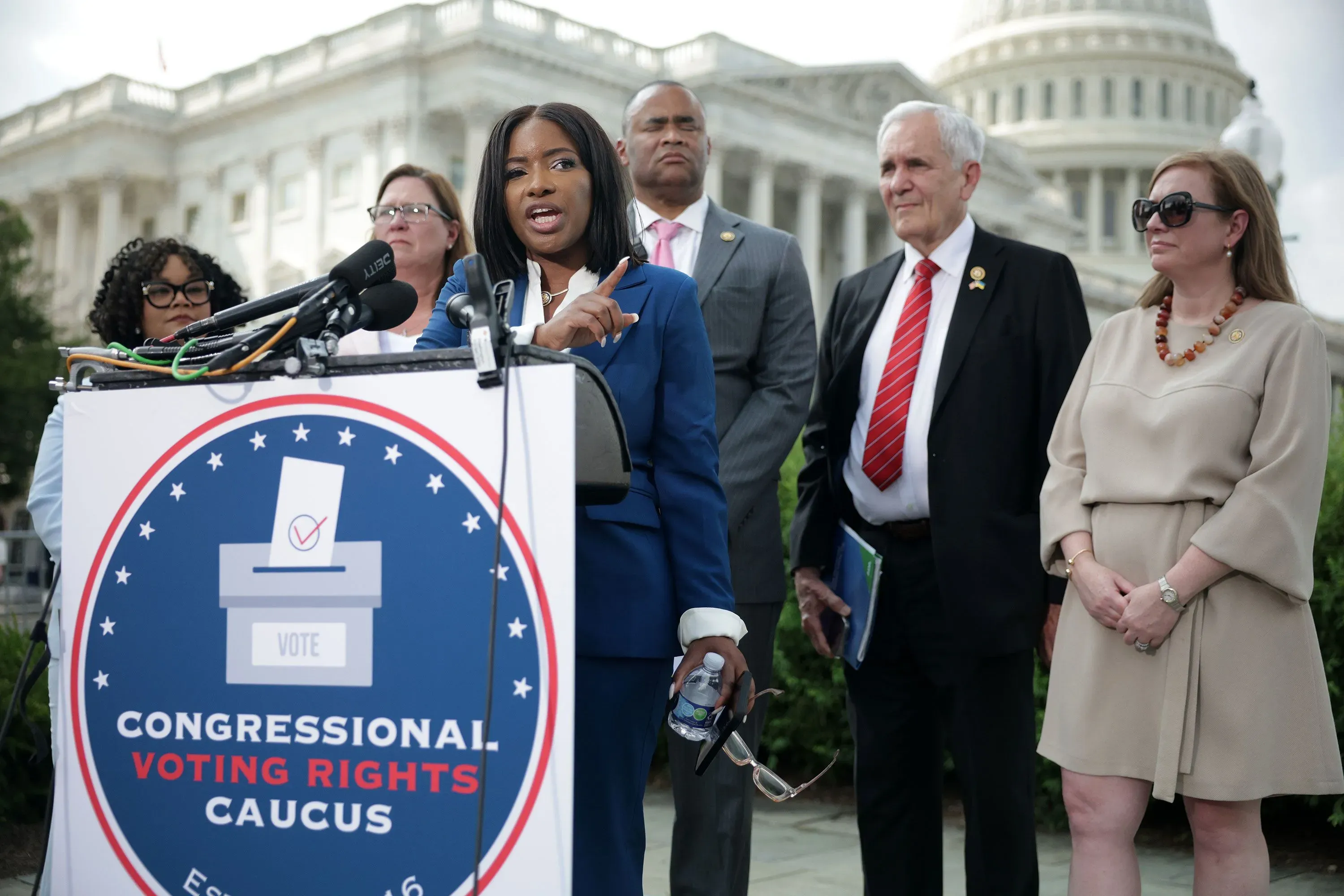 جاسمين كروكيت تتحدث خلال مؤتمر صحفي أمام مبنى الكابيتول، محاطة بزملاء آخرين، وتسلط الضوء على حقوق التصويت.