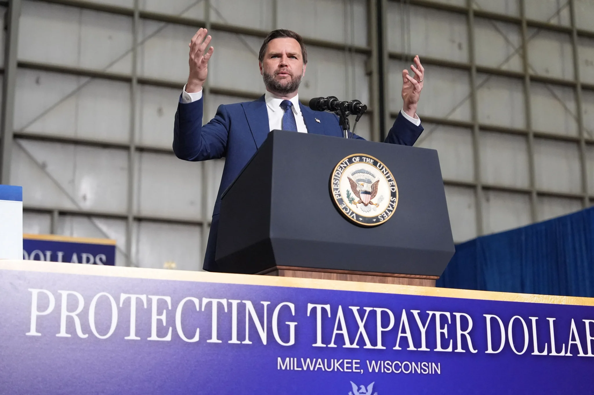 نائب الرئيس الجمهوري JD Vance يخطب في تجمع انتخابي في ويسكونسن، يركز على حماية أموال دافعي الضرائب وتعزيز رسالة الحزب قبل انتخابات 2024.