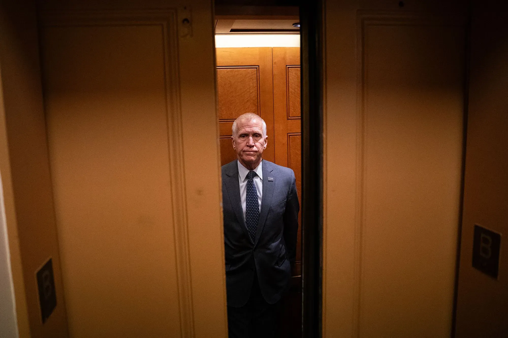 جيروم باول، رئيس الاحتياطي الفيدرالي، يقف في مصعد، معبرًا عن تفكيره في استقلالية البنك وسط الضغوط السياسية.