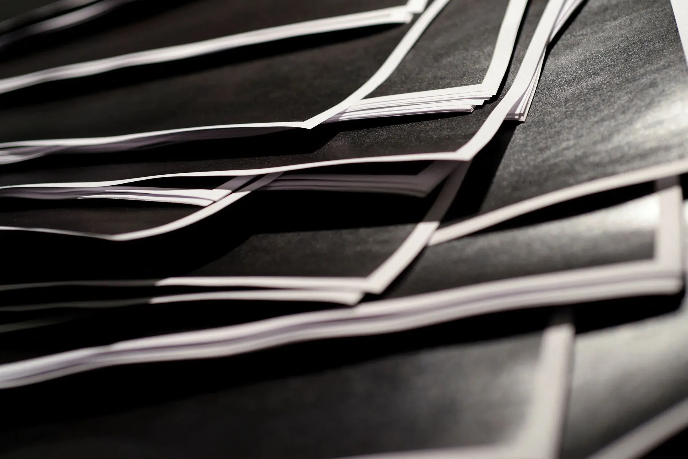 ملفات قانونية متراكمة تظهر تنقيحات واسعة النطاق، تعكس الجدل حول الشفافية في قضية إبشتاين.