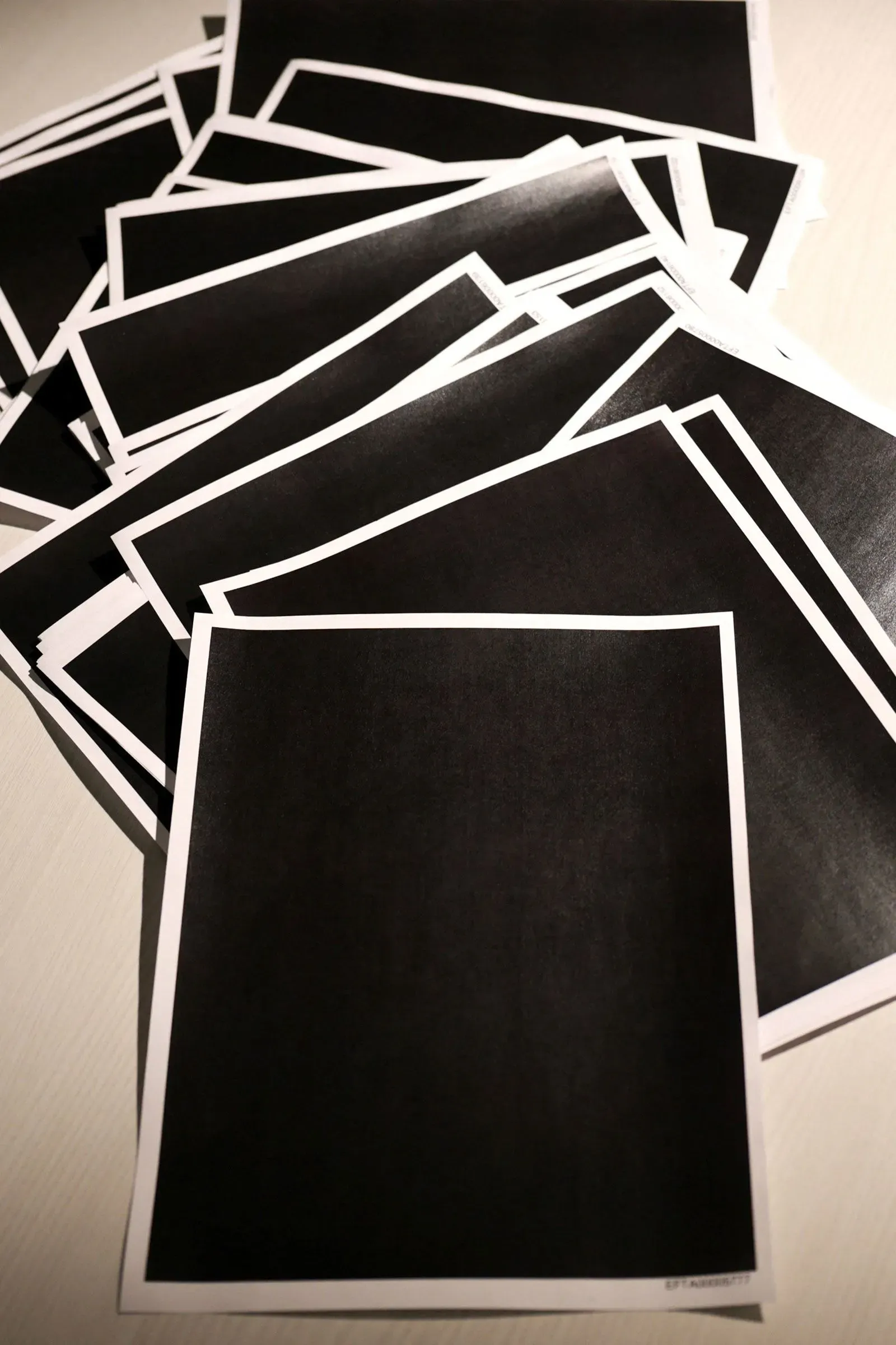 صفحات مطبوعة باللون الأسود، تشير إلى التنقيحات الواسعة في ملفات إبشتاين التي أصدرتها وزارة العدل، مما يثير تساؤلات حول الشفافية.