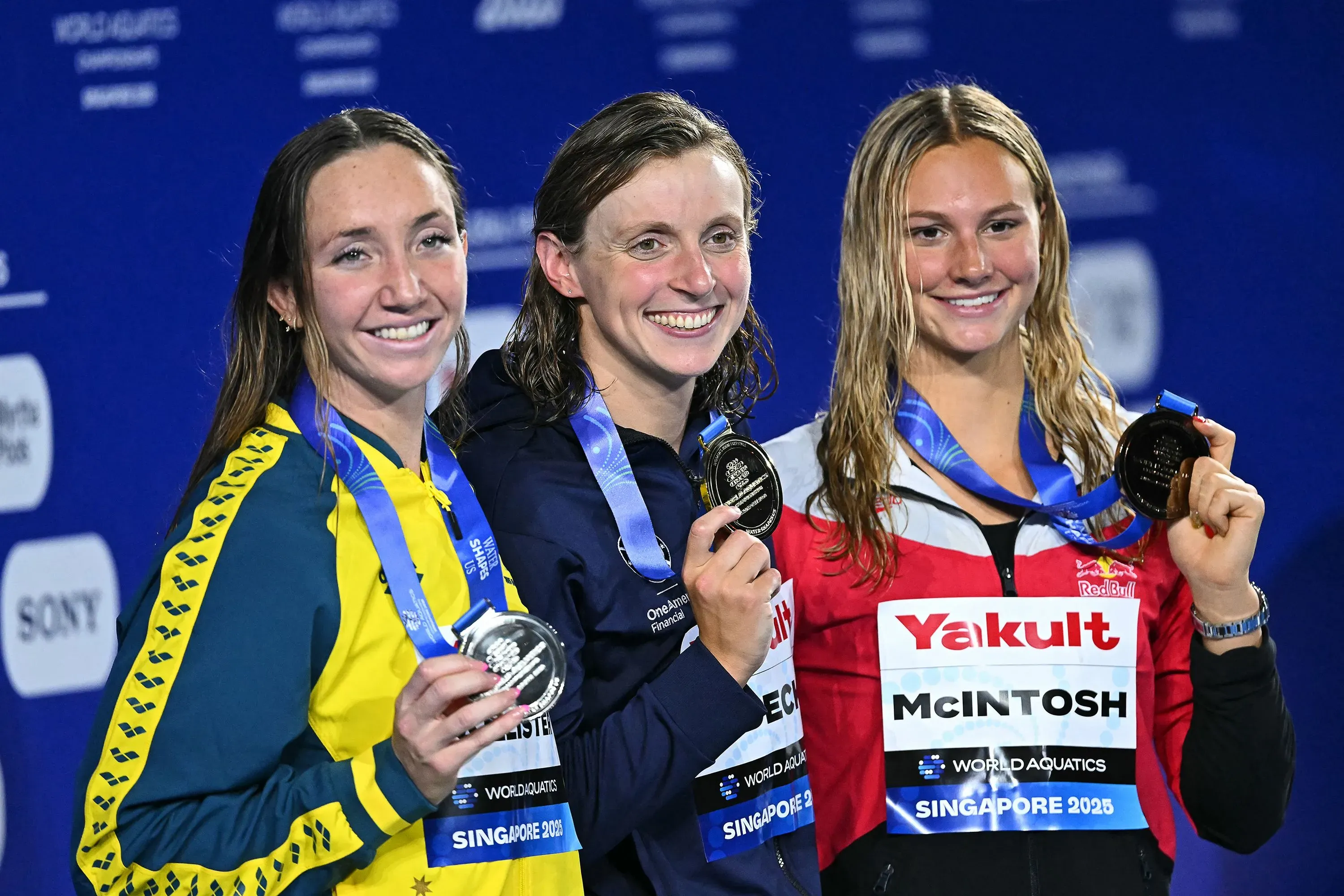 فوز كاتي ليديكي بالميدالية الذهبية في سباق 800 متر حرة، مع سمر ماكينتوش ولاني باليستر، في بطولة العالم للألعاب المائية.