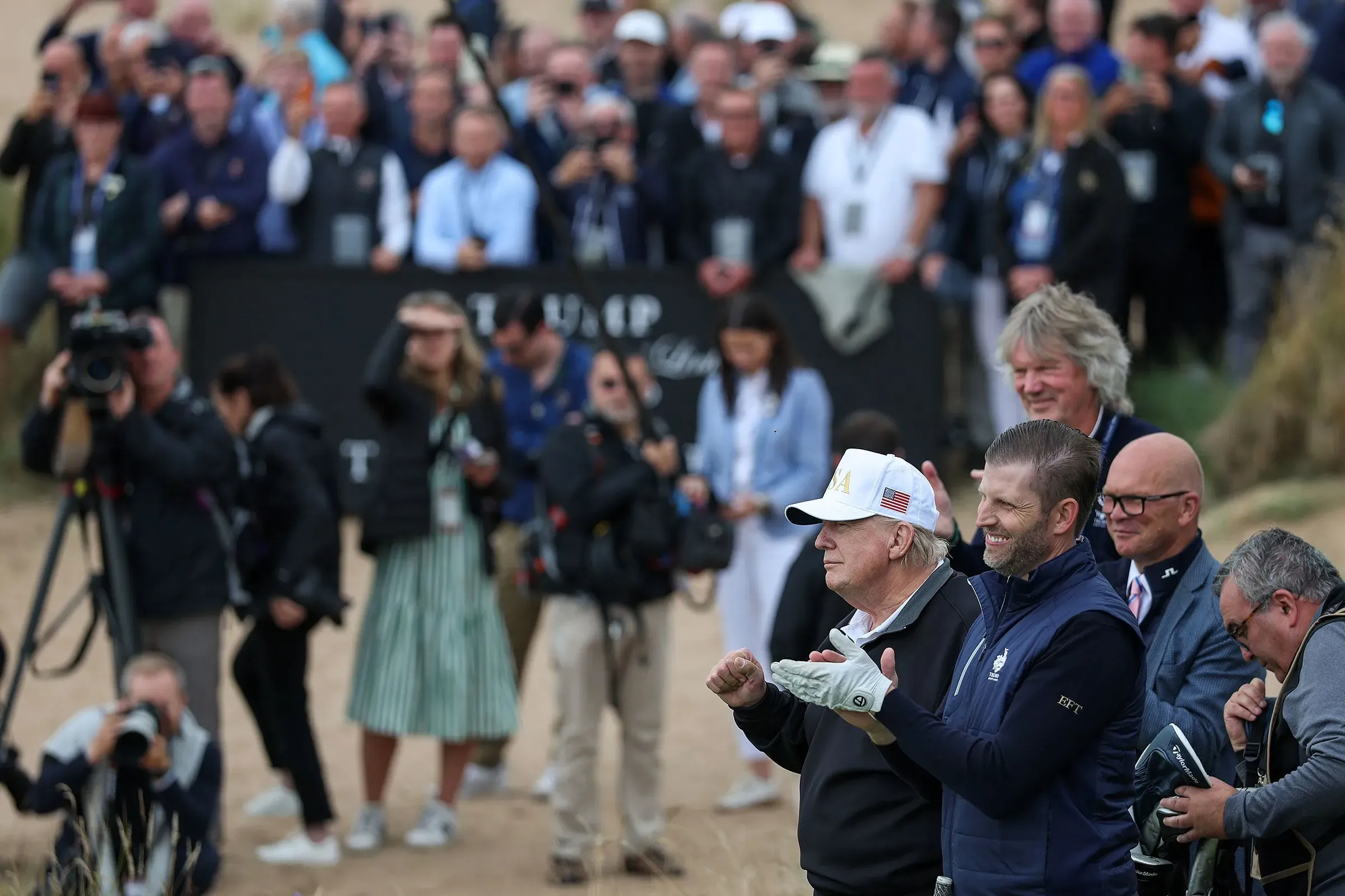 باكستون يتفاعل مع حشد من الجمهور خلال حدث غولف في منتجع ترامب في اسكتلندا، حيث يسعى للحصول على تأييد الرئيس ترامب في سباقه الانتخابي.