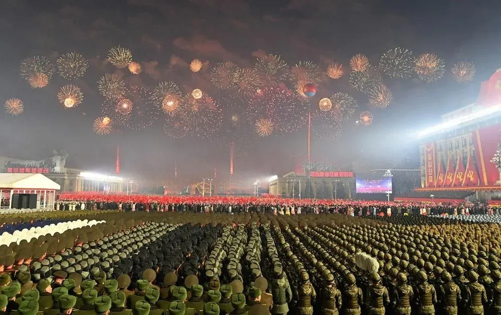 عرض عسكري في بيونغ يانغ بحضور كيم جونغ أون وابنته، مع احتفالات بالألعاب النارية وجنود يرتدون الزي العسكري في ساحة كيم إيل سونغ.