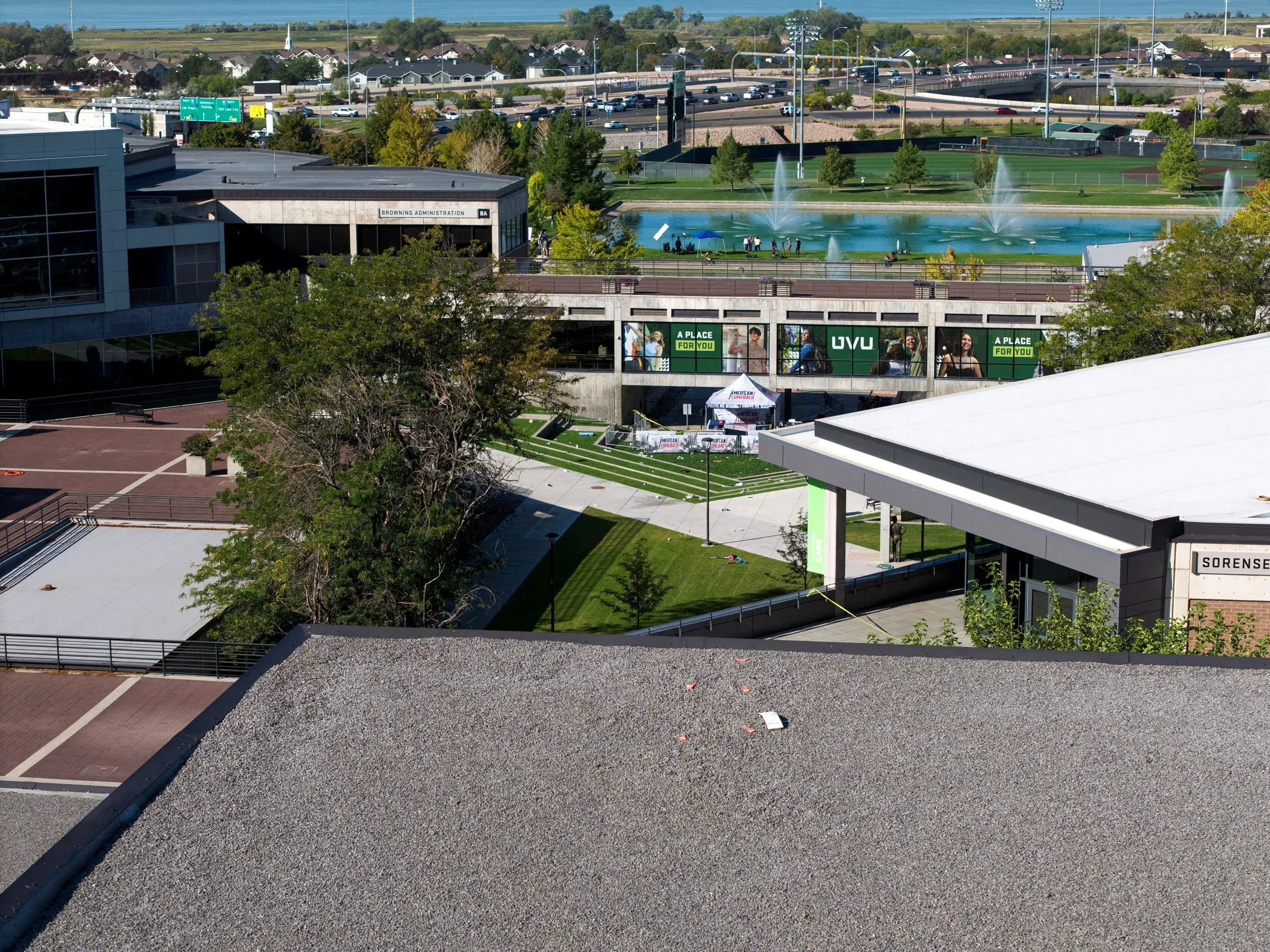 منظر من أعلى لجامعة يوتا فالي، يظهر منطقة الفعالية الخارجية حيث وقعت حادثة إطلاق النار على تشارلي كيرك، مع وجود علامات أمنية.