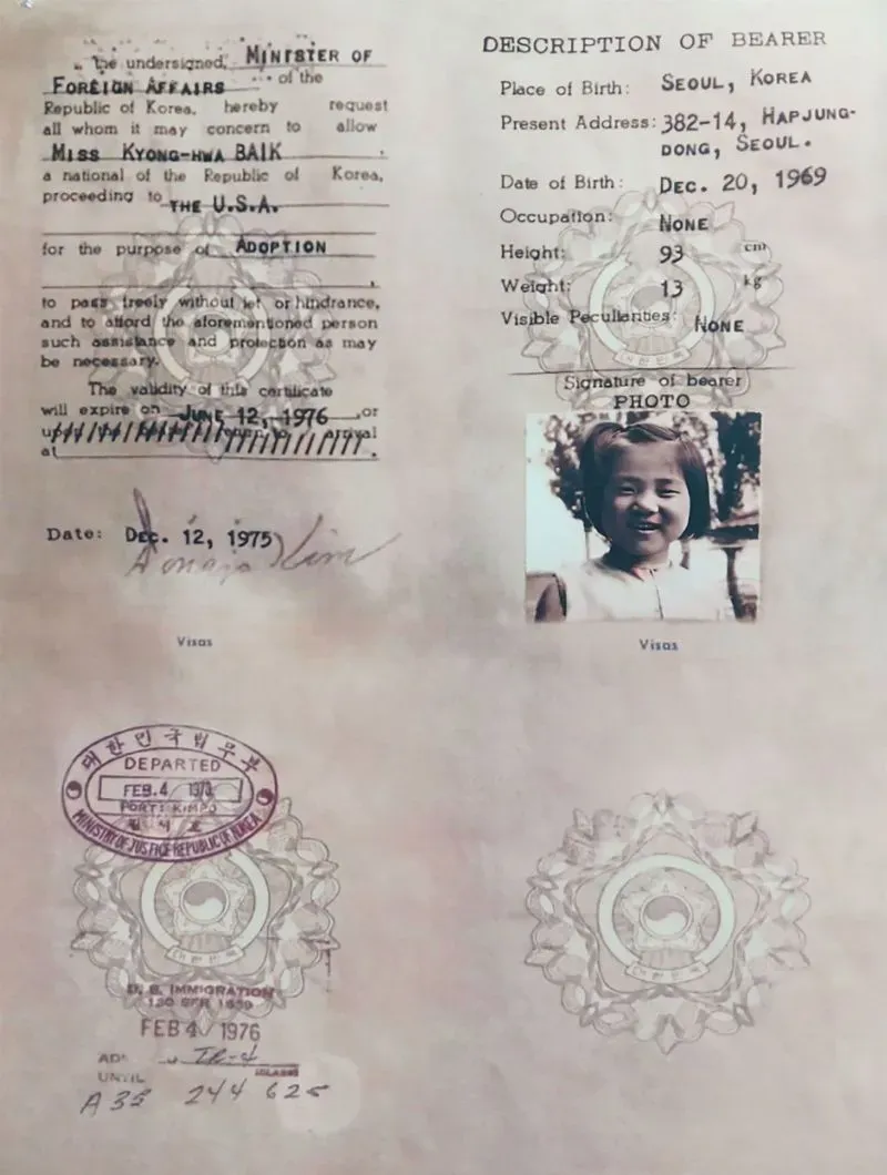 وثيقة تتعلق بتبني كيونغ ها بايك، تتضمن تفاصيل مثل تاريخ الميلاد وصورة لها، تعكس تجربة التبني في كوريا الجنوبية.