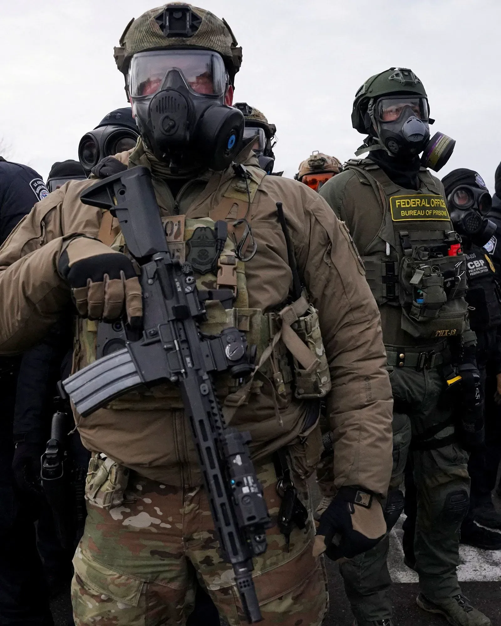 عناصر من قوات إنفاذ القانون يرتدون معدات واقية ويستعدون خلال حدث في ناشفيل، مما يعكس التوترات حول إنفاذ قوانين الهجرة.