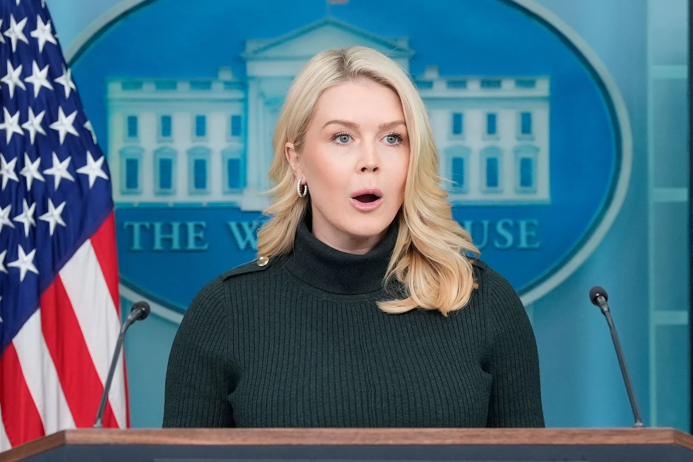 وزيرة الأمن الداخلي كريستي نويم تتحدث في مؤتمر صحفي، مع العلم الأمريكي خلفها، حول استجابة الحكومة للعاصفة الشتوية.