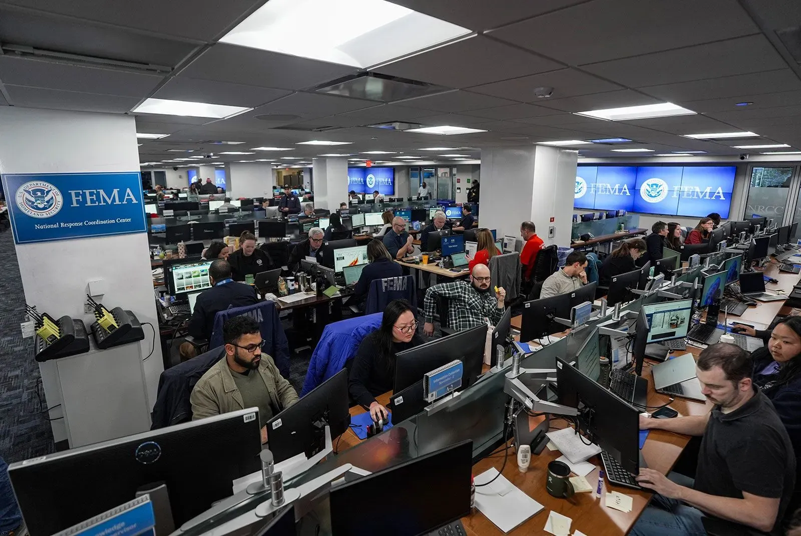مركز الاستجابة الوطني التابع لوكالة إدارة الطوارئ الفيدرالية، حيث يعمل الموظفون على تنسيق الاستجابة للعاصفة الشتوية.
