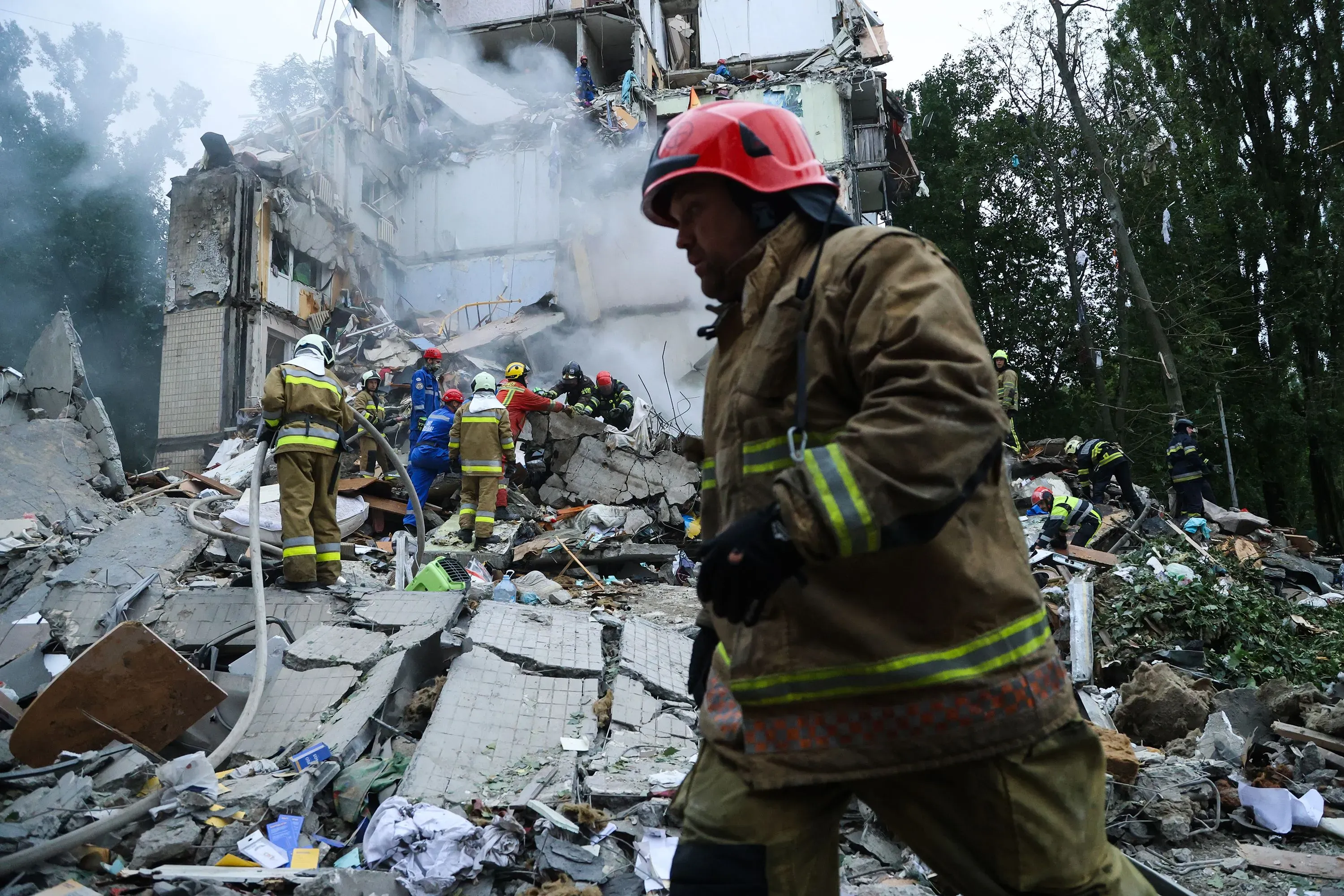 عمال الإنقاذ يعملون في موقع انهيار مبنى سكني في كييف بعد قصف روسي، حيث انتشلت جثث 31 شخصًا بينهم أطفال.