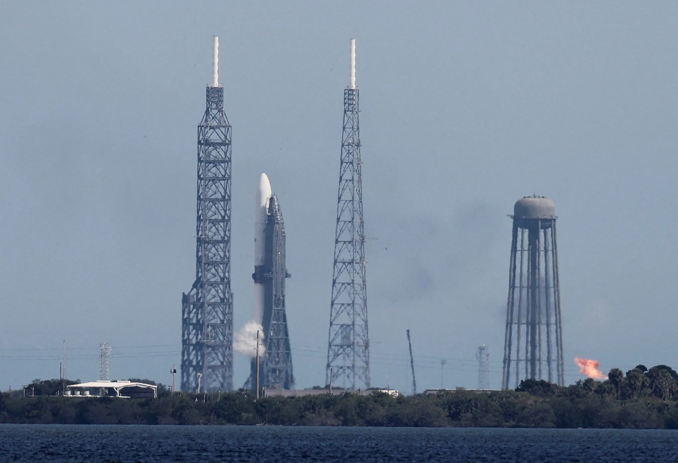 صاروخ "نيو جلين" التابع لشركة "بلو أوريجين" مستعد للإطلاق من محطة كيب كانافيرال، مع استعدادات لمهمة إلى المريخ.