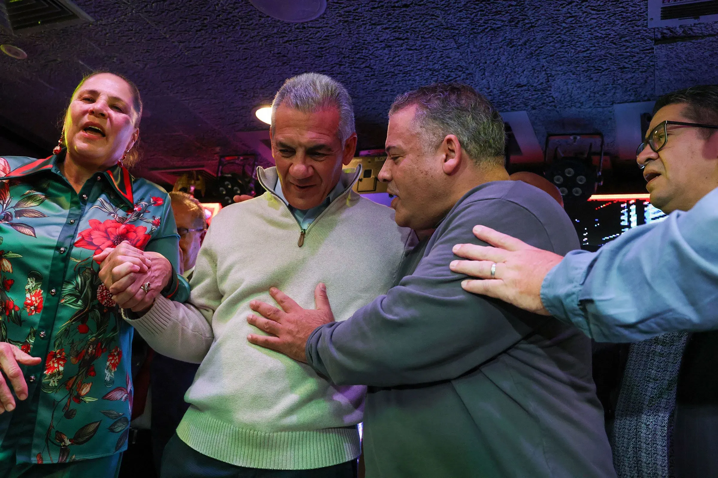 حملة انتخابية لجاك شاتاريللي في باترسون، نيوجيرسي، حيث يجتمع مع قساوسة لاتينيين لدعم حملته قبل التصويت المبكر.