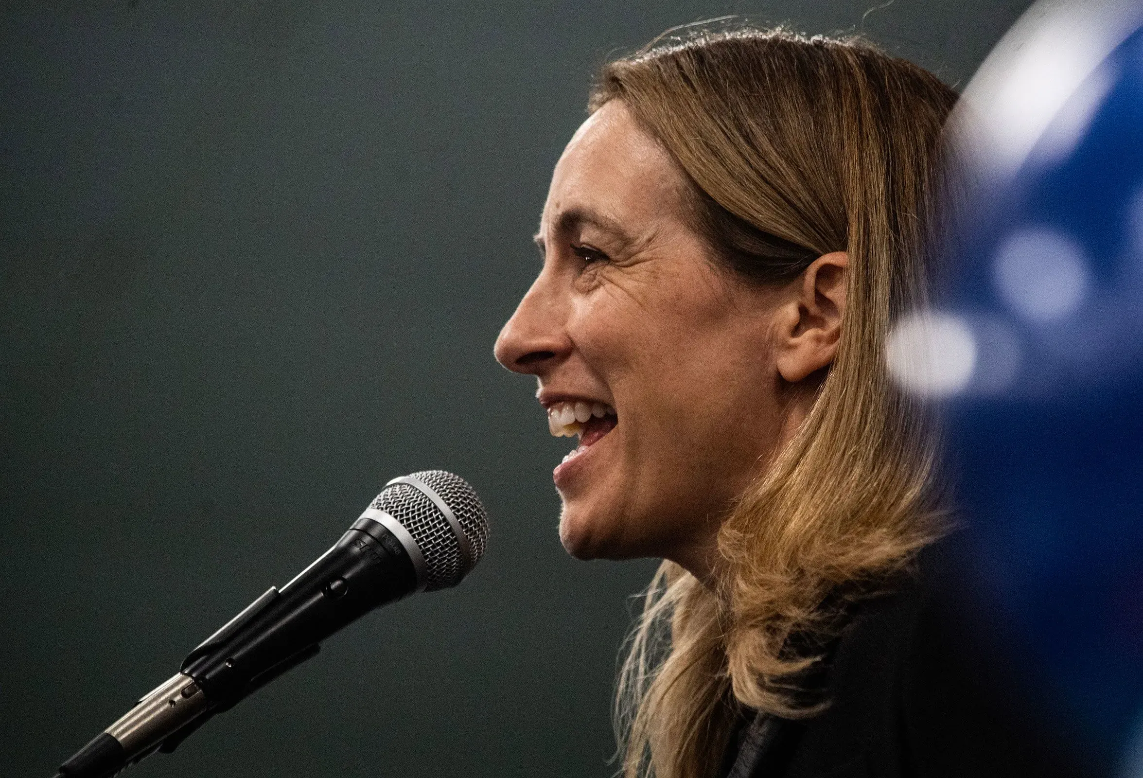 ميكي شيريل، المرشحة الديمقراطية لمنصب حاكم نيوجيرسي، تتحدث بحماس خلال حملة انتخابية، مع التركيز على جذب الناخبين اللاتينيين.