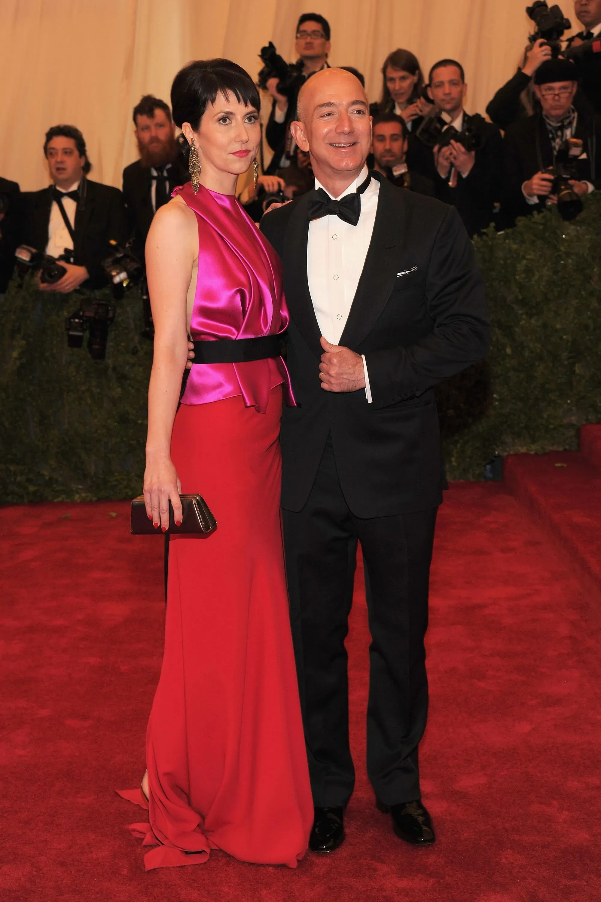 جيف بيزوس ولورين سانشيز بيزوس في حفل الميت غالا، حيث تظهر سانشيز بفستان أحمر أنيق، بينما يرتدي بيزوس بدلة رسمية.