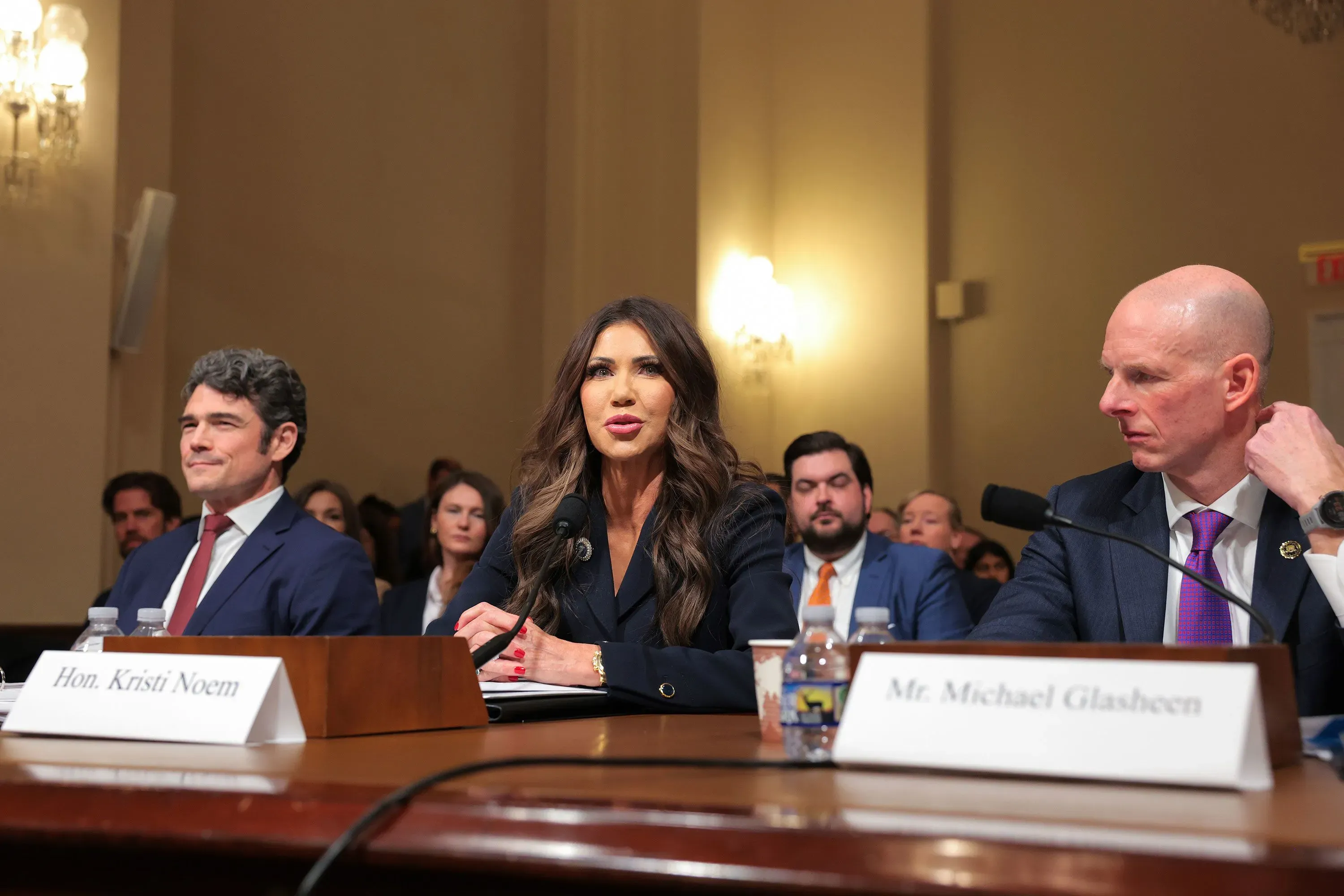 شهادة كريستي نويم، حاكمة ولاية ساوث داكوتا، أمام لجنة في الكونغرس، حيث تناقش قضايا تتعلق بوزارة الأمن الداخلي.